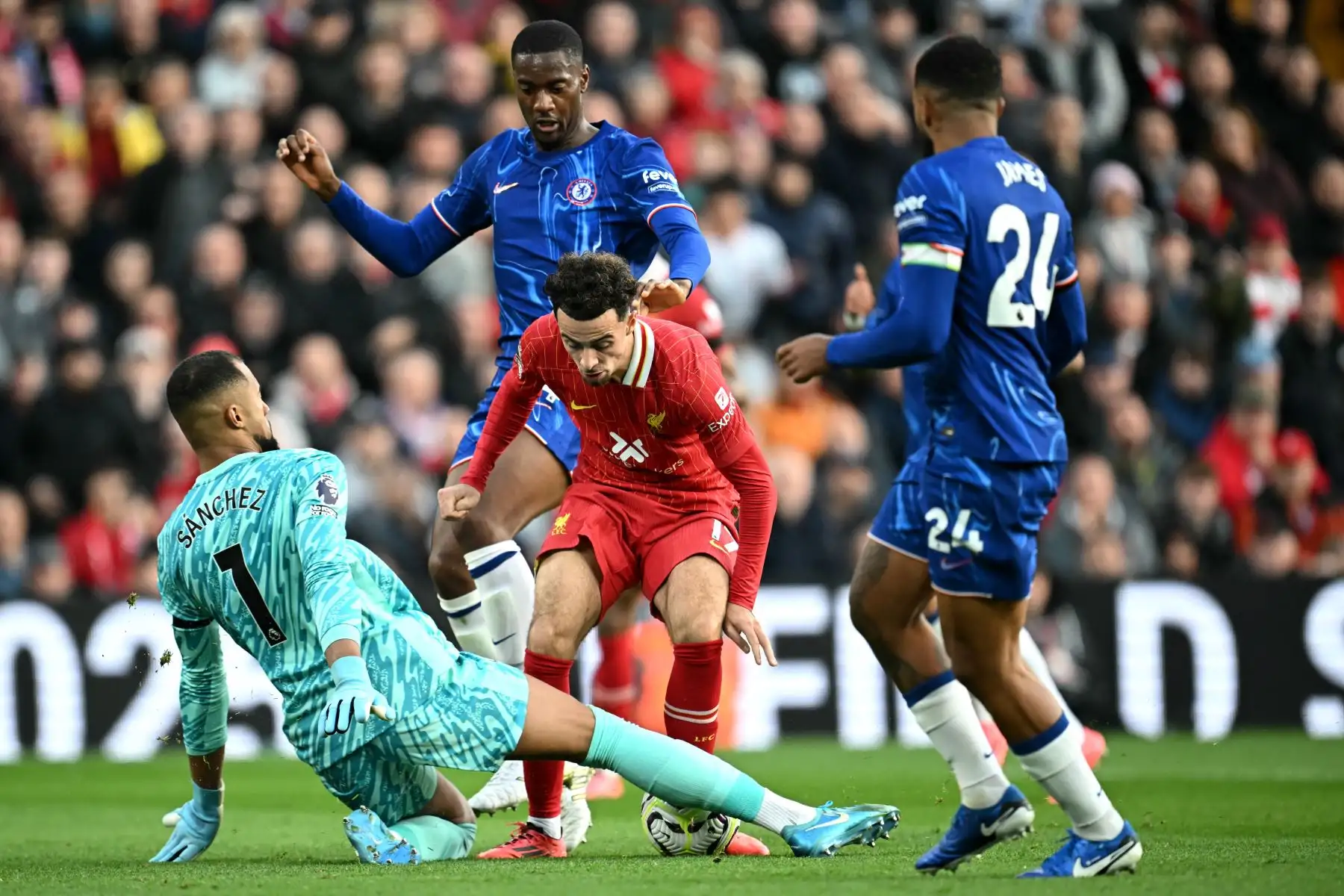 El portero español del Chelsea, Robert Sánchez, compite por el balón con el centrocampista inglés del Liverpool, Curtis Jones, durante el partido de la Premier League inglesa entre el Liverpool y el Chelsea en Anfield, en Liverpool, noroeste de Inglaterra. Foto: ANDINA/ AFP