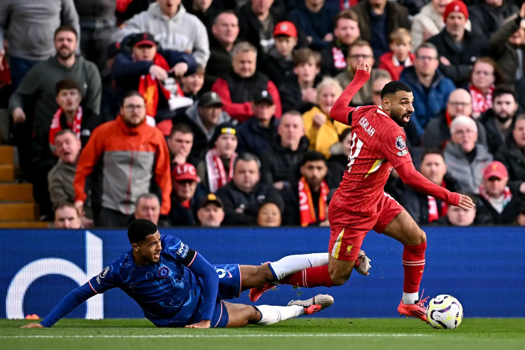 El defensa inglés del Chelsea Levi Colwill compite por el balón con el delantero egipcio del Liverpool  Mohamed Salah durante el partido de fútbol de la Premier League inglesa entre Liverpool y Chelsea en Anfield en Liverpool, noroeste de Inglaterra. Foto: ANDINA/AFP