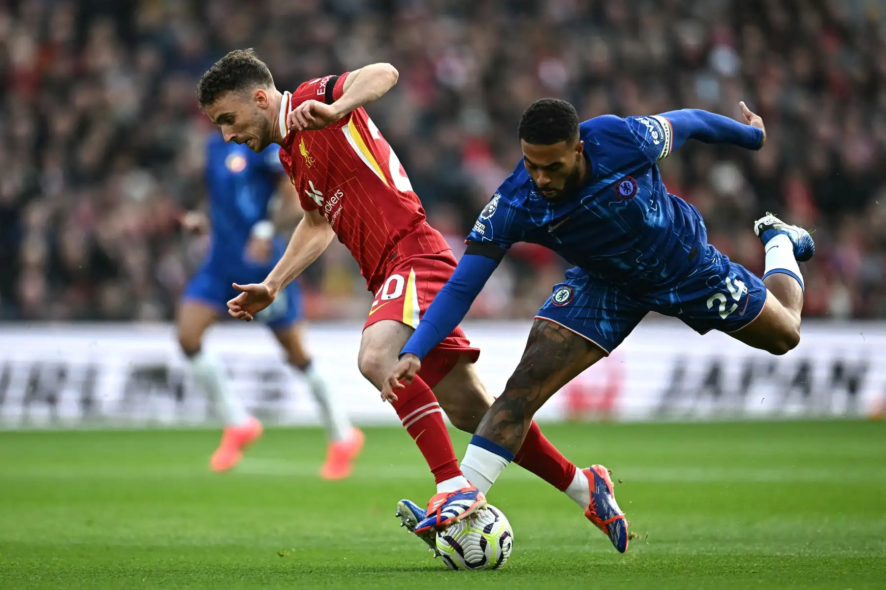 El delantero portugués del Liverpool Diogo Jota compite por el balón con el defensor inglés del Chelsea Reece James durante el partido de fútbol de la Premier League inglesa entre Liverpool y Chelsea en Anfield en Liverpool, noroeste de Inglaterra. Foto: ANDINA/AFP