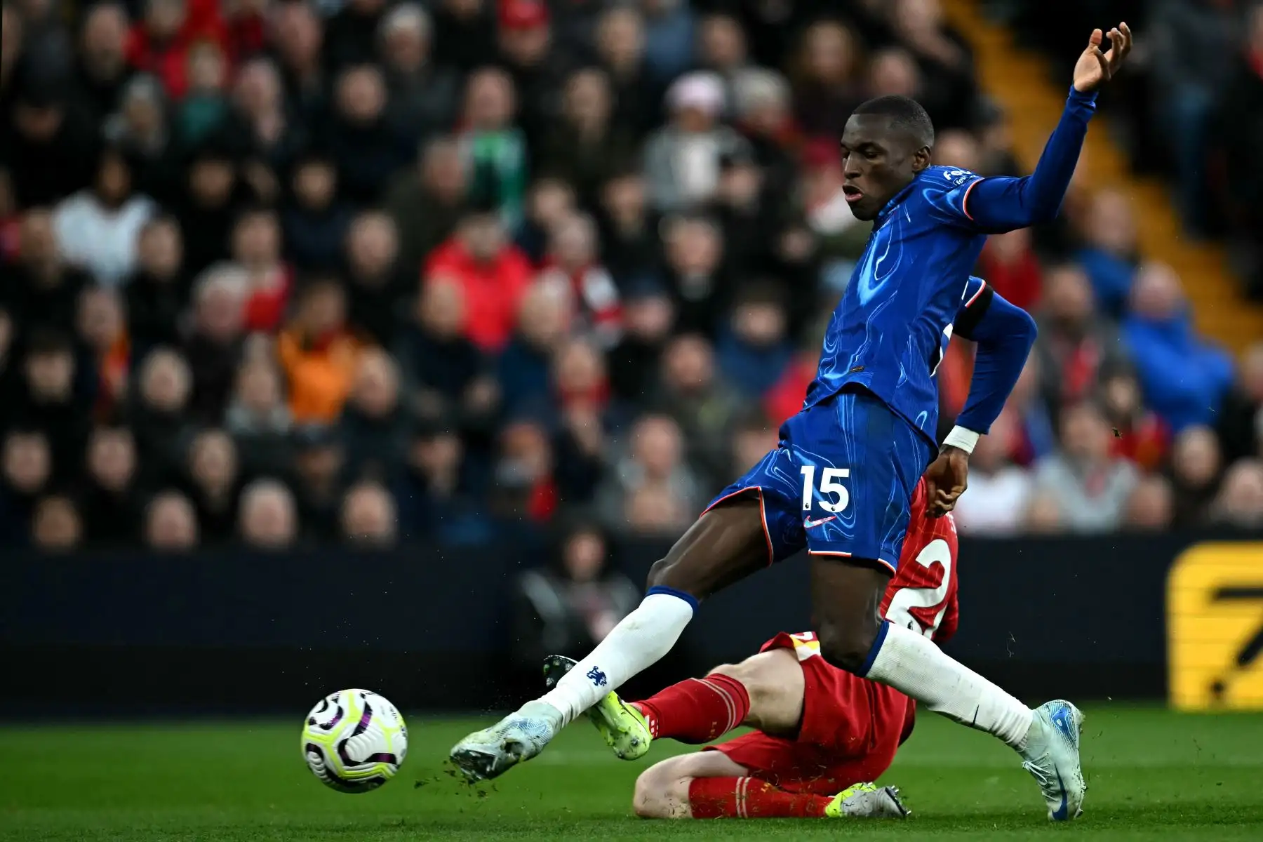 El delantero senegalés del Chelsea, el número 15 Nicolas Jackson, marca el primer gol del equipo durante el partido de fútbol de la Premier League inglesa entre Liverpool y Chelsea en Anfield en Liverpool, noroeste de Inglaterra. Foto: ANDINA/ AFP