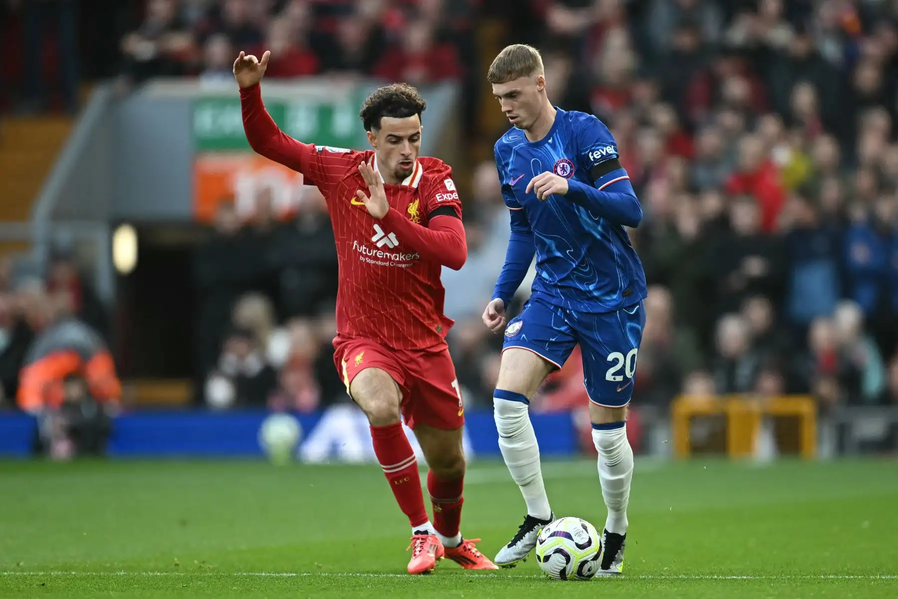 El centrocampista inglés del Chelsea, Cole Palmer, compite por el balón con el centrocampista inglés del Chelsea, Cole Palmer, durante el partido de fútbol de la Premier League inglesa entre Liverpool y Chelsea en Anfield en Liverpool, noroeste de Inglaterra. Foto: ANDINA/ AFP
