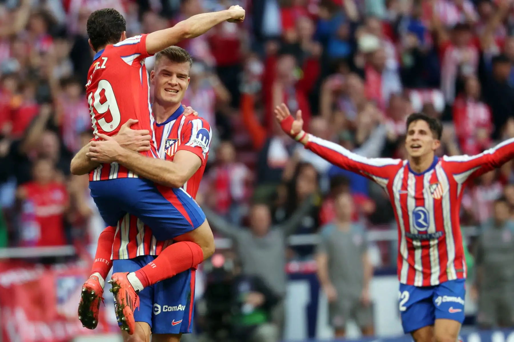 El delantero noruego del Atlético de Madrid, Alexander Sorloth, sostiene al delantero argentino del Atlético de Madrid, Julián Álvarez, después de anotar el tercer gol de su equipo durante el partido de fútbol de la liga española entre el Club Atlético de Madrid y el Club Deportivo Leganés SAD en el estadio Metropolitano de Madrid. Foto: ANDINA/ AFP