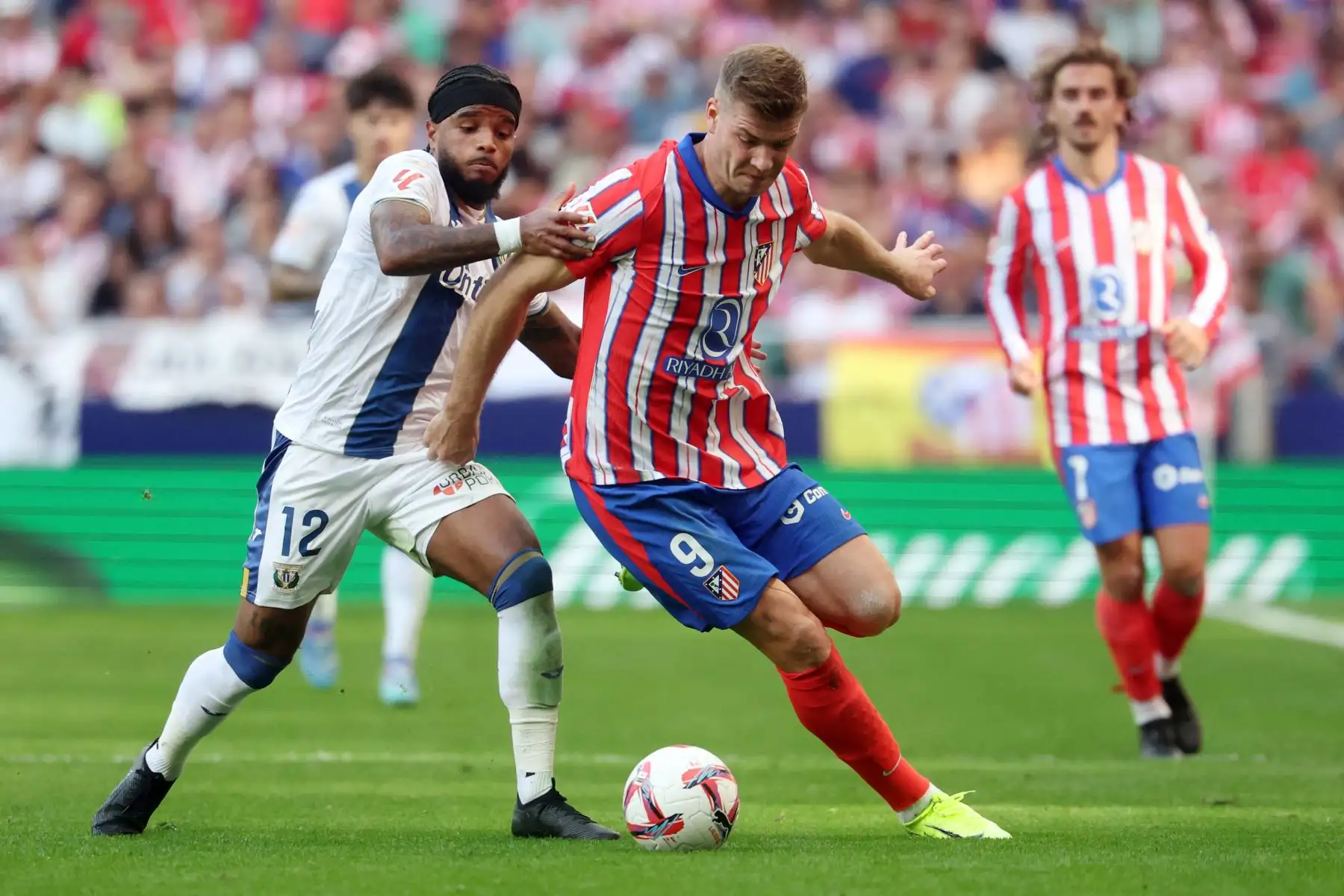 El defensa francés del Leganés, Valentin Rosier, y el delantero noruego del Atlético de Madrid, Alexander Sorloth, compiten por el balón durante el partido de fútbol de la liga española entre el Club Atlético de Madrid y el Club Deportivo Leganés SAD en el estadio Metropolitano de Madrid. Foto: ANDINA/AFP