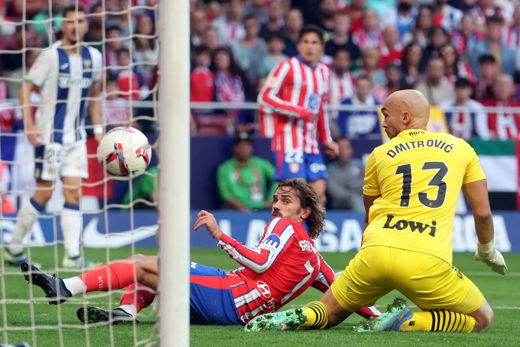 El delantero francés del Atlético de Madrid, Antoine Griezmann, marca el segundo gol de su equipo durante el partido de fútbol de la liga española entre el Club Atlético de Madrid y el Club Deportivo Leganés SAD en el estadio Metropolitano de Madrid. Foto: ANDINA/Foto: AFP