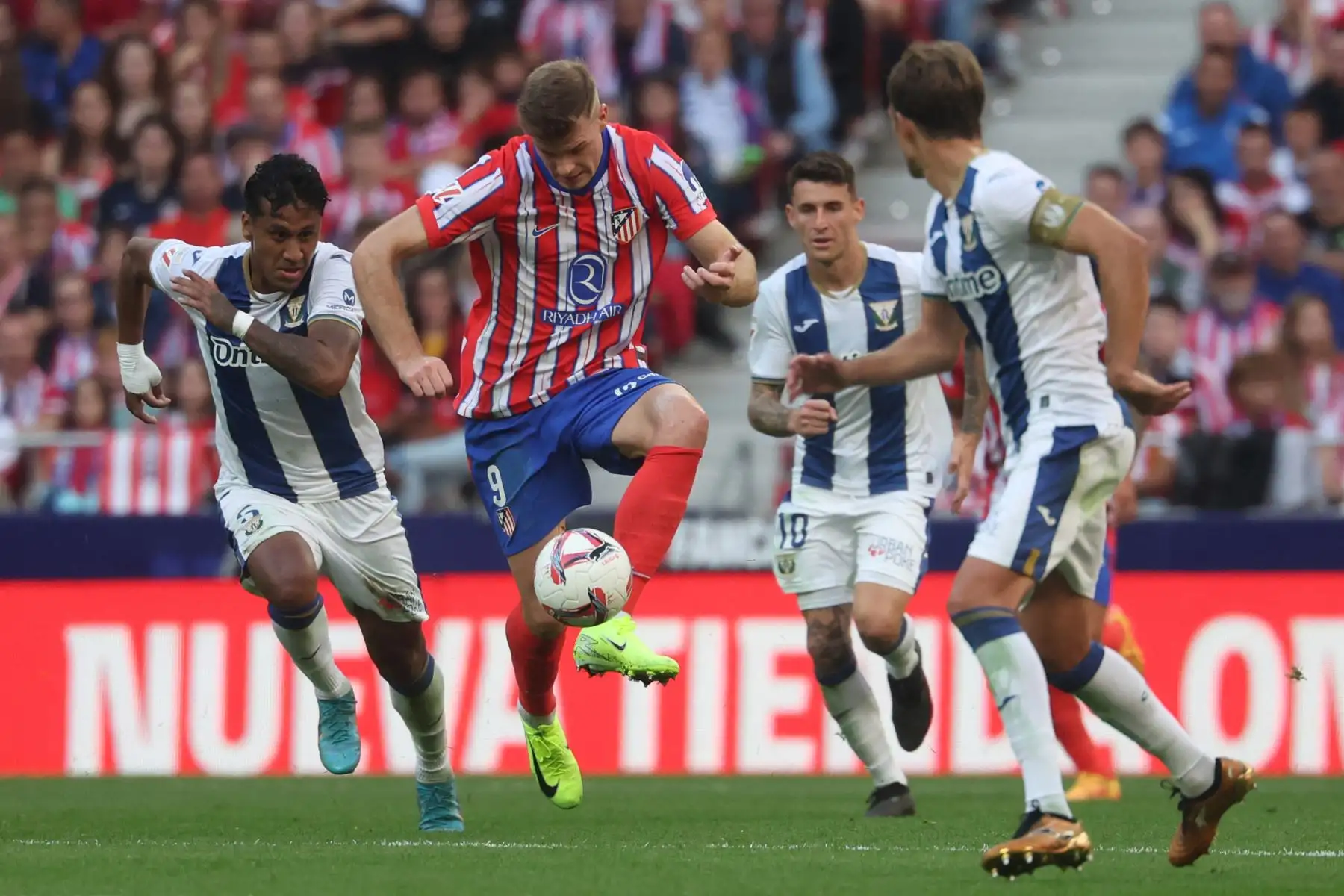 El centrocampista peruano del Leganés, Renato Tapia, desafía al delantero noruego del Atlético de Madrid, Alexander Sorloth, durante el partido de fútbol de la liga española entre el Club Atlético de Madrid y el Club Deportivo Leganés SAD en el estadio Metropolitano de Madrid. Foto: ANDINA/AFP