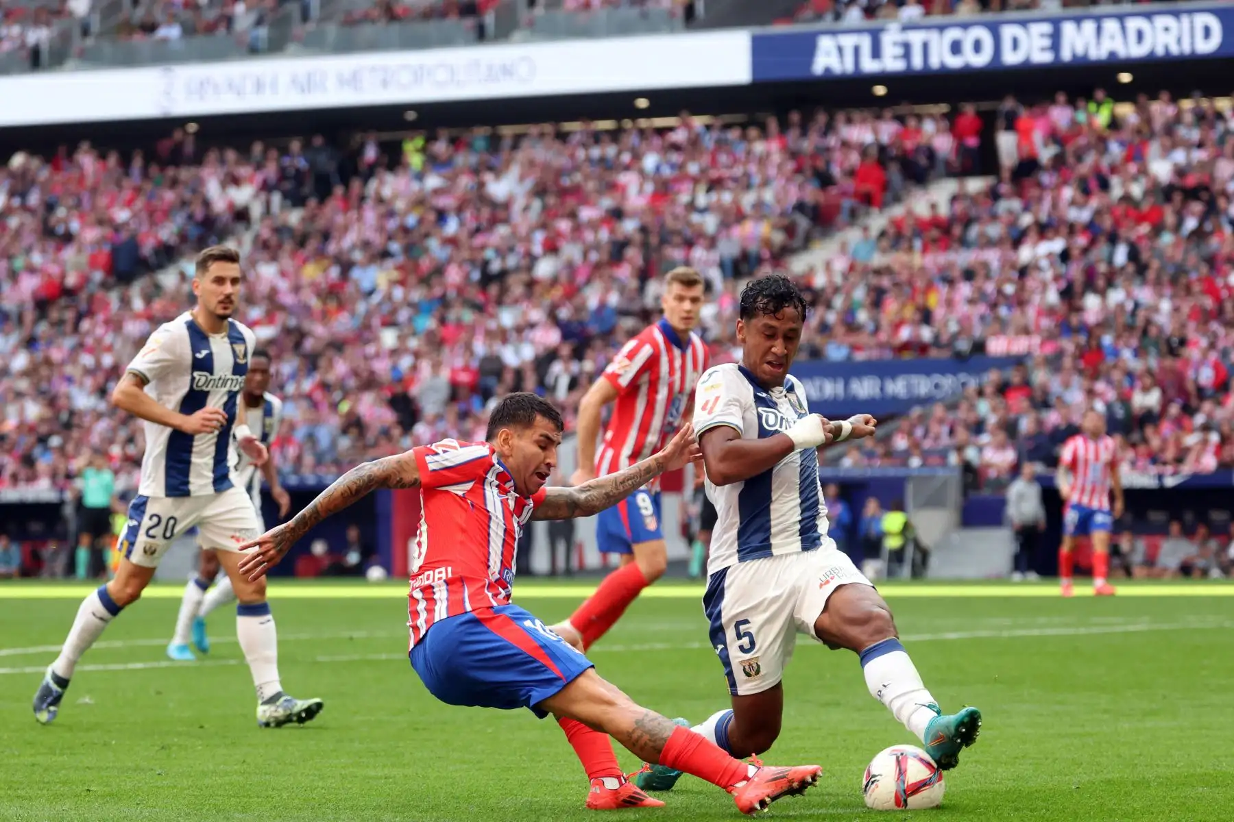 El delantero argentino del Atlético de Madrid, Ángel Correa, y el centrocampista peruano del Leganés, Renato Tapia, disputan el balón durante el partido de fútbol de la liga española entre el Club Atlético de Madrid y el Club Deportivo Leganés SAD en el estadio Metropolitano de Madrid. Foto: ANDINA/AFP