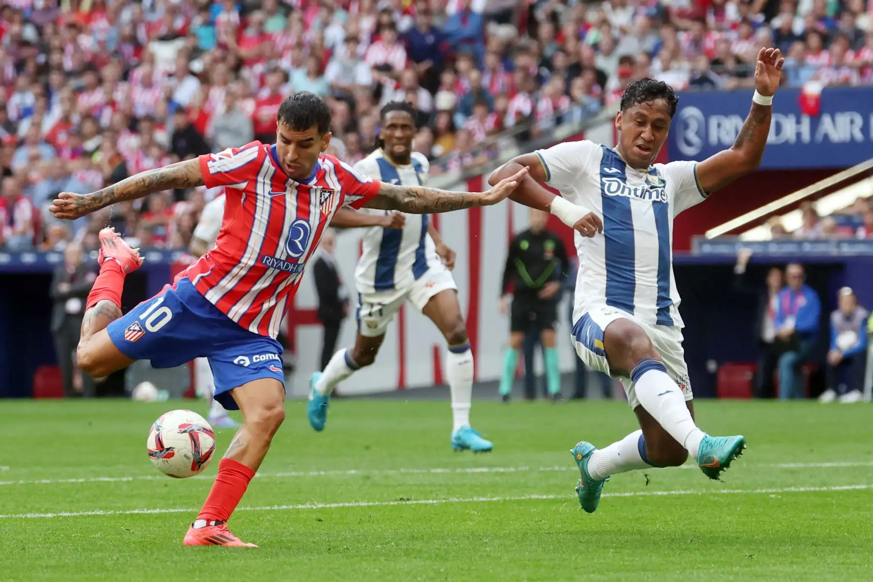 El delantero argentino del Atlético de Madrid, Ángel Correa, es desafiado por el mediocampista peruano del Leganés, Renato Tapia, durante el partido de fútbol de la liga española entre el Club Atlético de Madrid y el Club Deportivo Leganés SAD en el estadio Metropolitano de Madrid. Foto. ANDINA/AFP