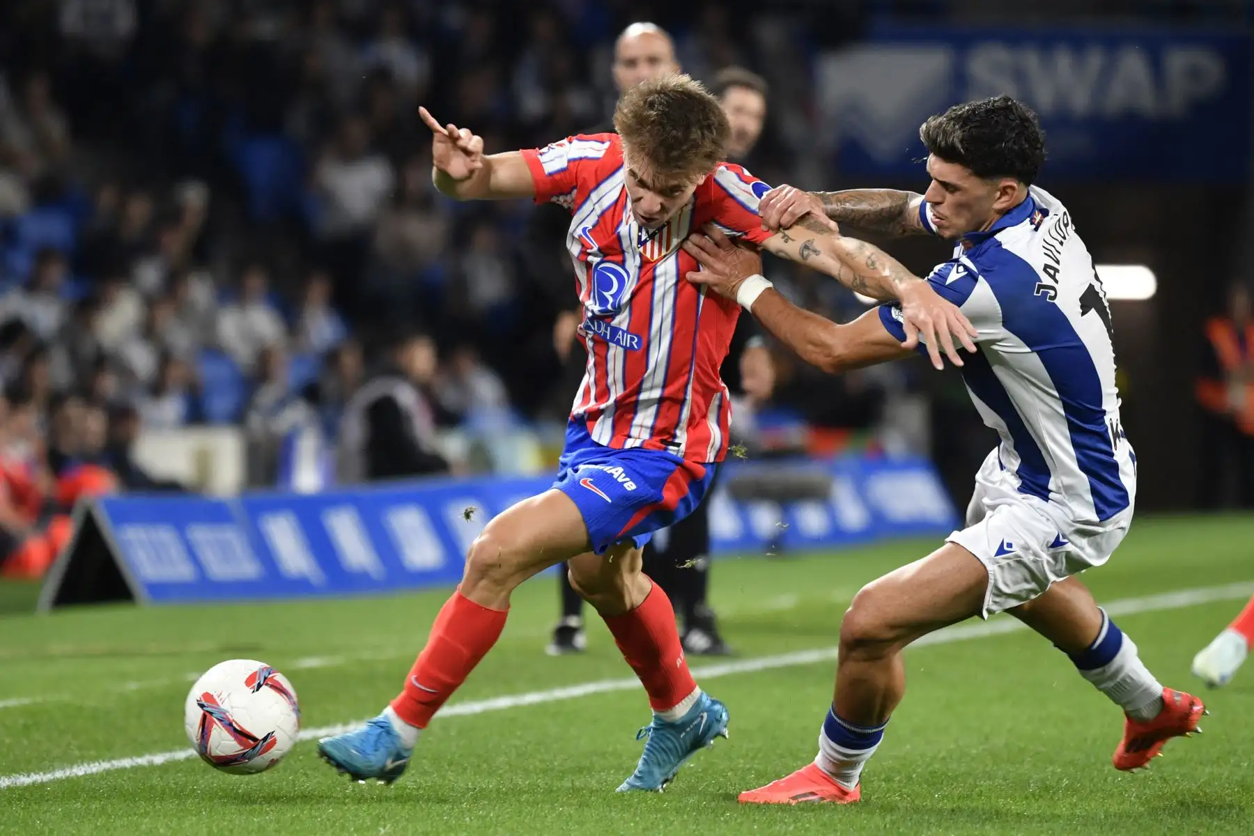 El centrocampista español del Atlético de Madrid Pablo Barrios y el defensa español de la Real Sociedad Javi López compiten por el balón durante el partido de fútbol de la liga española entre la Real Sociedad y el Club Atlético de Madrid. Foto: ANDINA/AFP