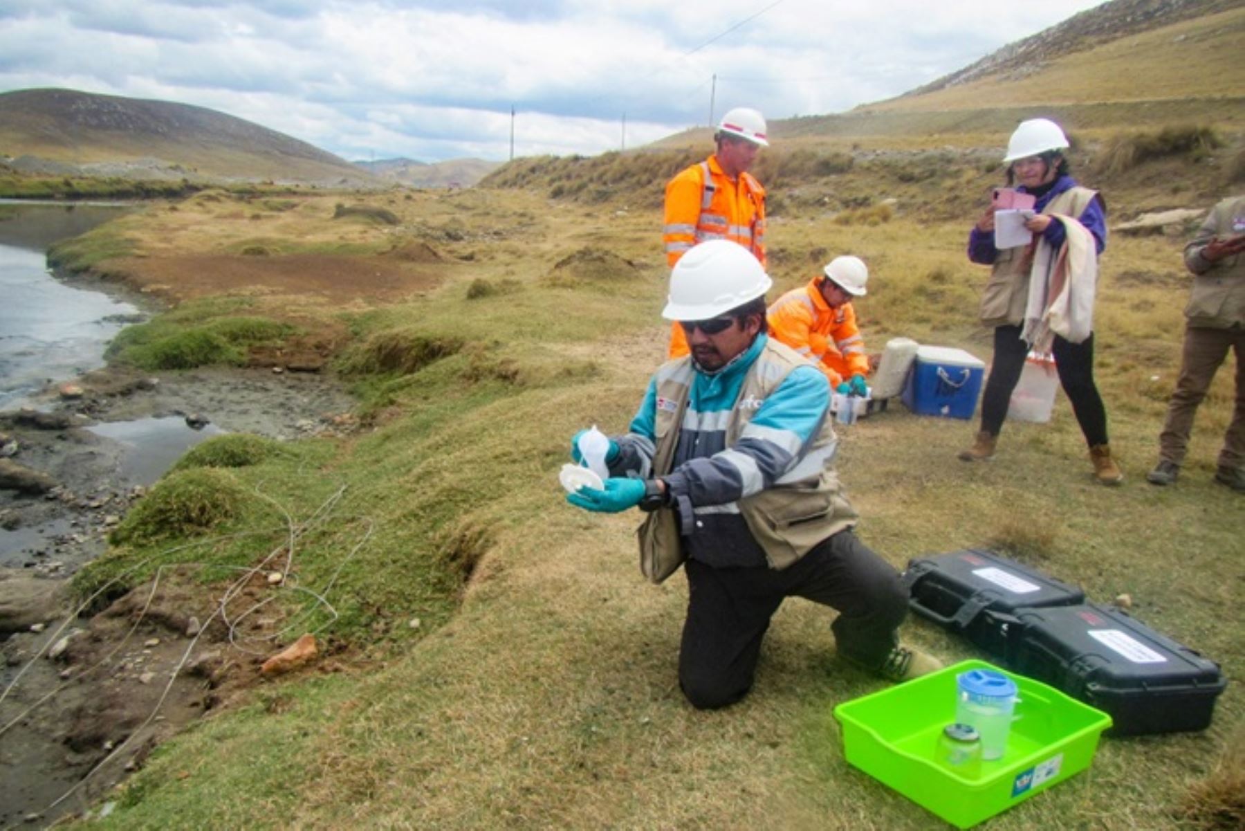 El  OEFA viene llevando a cabo un estudio ambiental del río Ragra, en el distrito de San Martín, provincia y departamento de Pasco, para determinar el origen del cambio de color del agua.