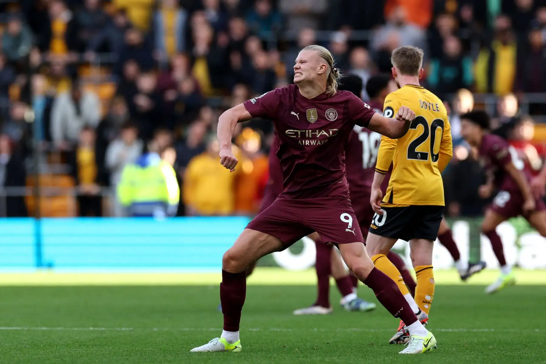El delantero noruego del Manchester City, Erling Haaland, reacciona al VAR permitiendo el segundo gol del equipo durante el partido de fútbol de la Premier League inglesa entre Wolverhampton Wanderers y Manchester City en el estadio Molineux en Wolverhampton, centro de Inglaterra.
Foto: ANDINA/AFP
