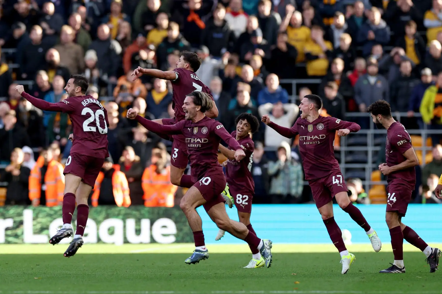 El centrocampista portugués del Manchester City Bernardo Silva, el centrocampista inglés del Manchester City Jack Grealish y el centrocampista inglés del Manchester City Phil Foden reaccionan al VAR que permitió el segundo gol del equipo durante el partido de fútbol de la Liga Premier inglesa entre Wolverhampton Wanderers y Manchester City.  Foto: ANDINA/ AFP