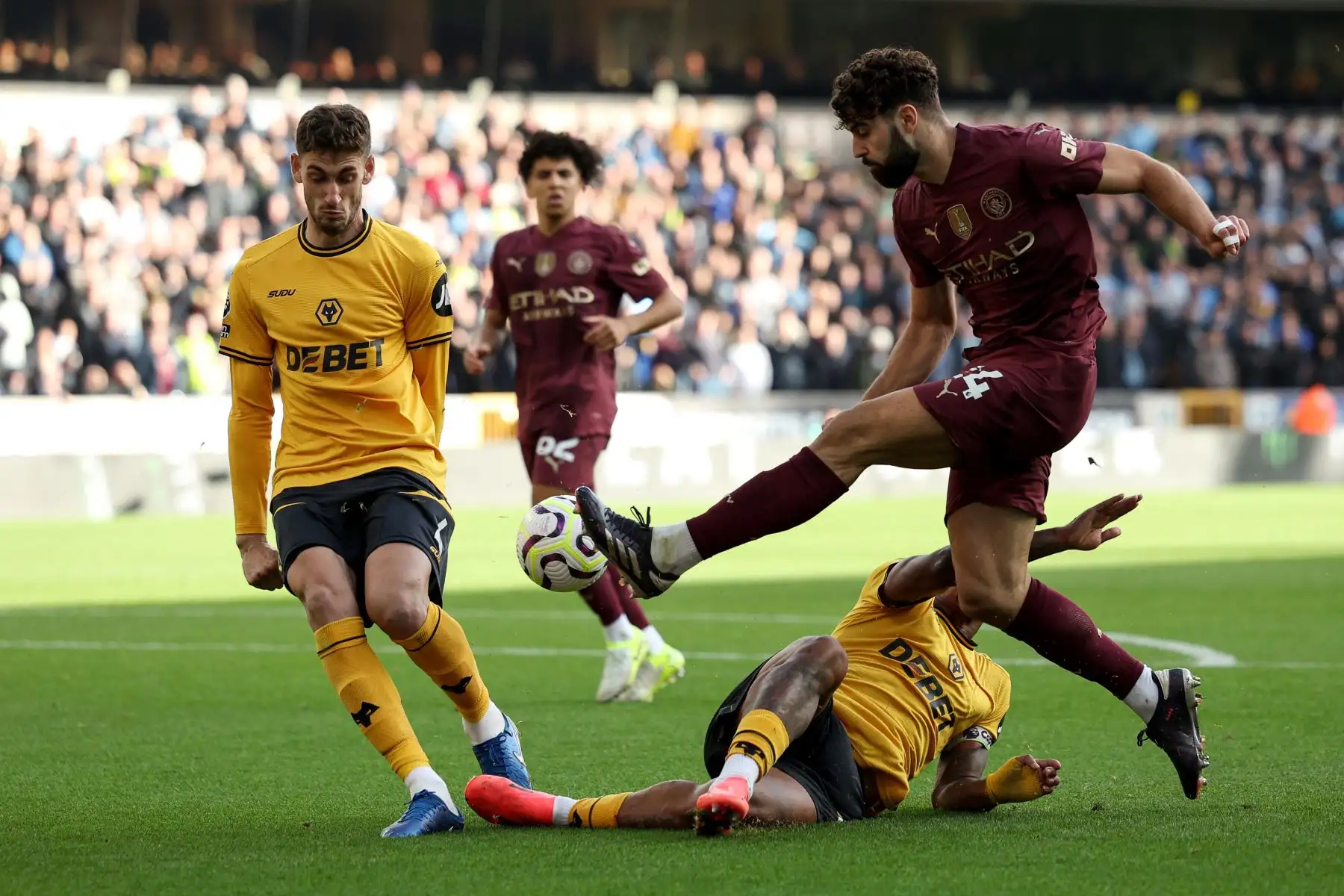 El defensa croata del Manchester City, Josko Gvardiol, centra el balón durante el partido de fútbol de la Premier League inglesa entre Wolverhampton Wanderers y Manchester City. Foto. ANDINA/AFP
