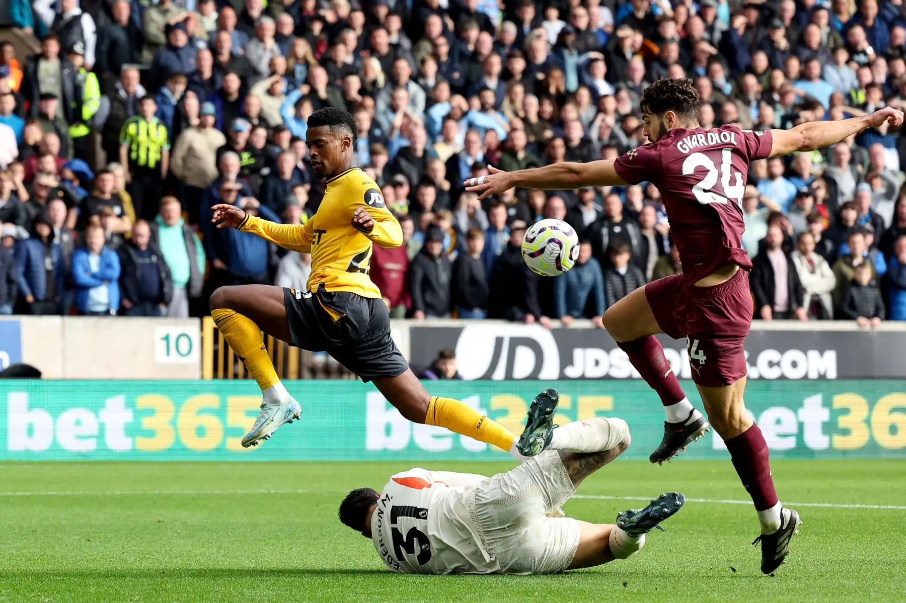 El defensa portugués del Wolverhampton Wanderers, Nelson Semedo, compite por el balón con el portero brasileño del Manchester City, Ederson, y el defensa croata del Manchester City, Josko Gvardiol, durante el partido de fútbol de la Premier League inglesa entre el Wolverhampton Wanderers y el Manchester City. Foto: ANDINA/AFP