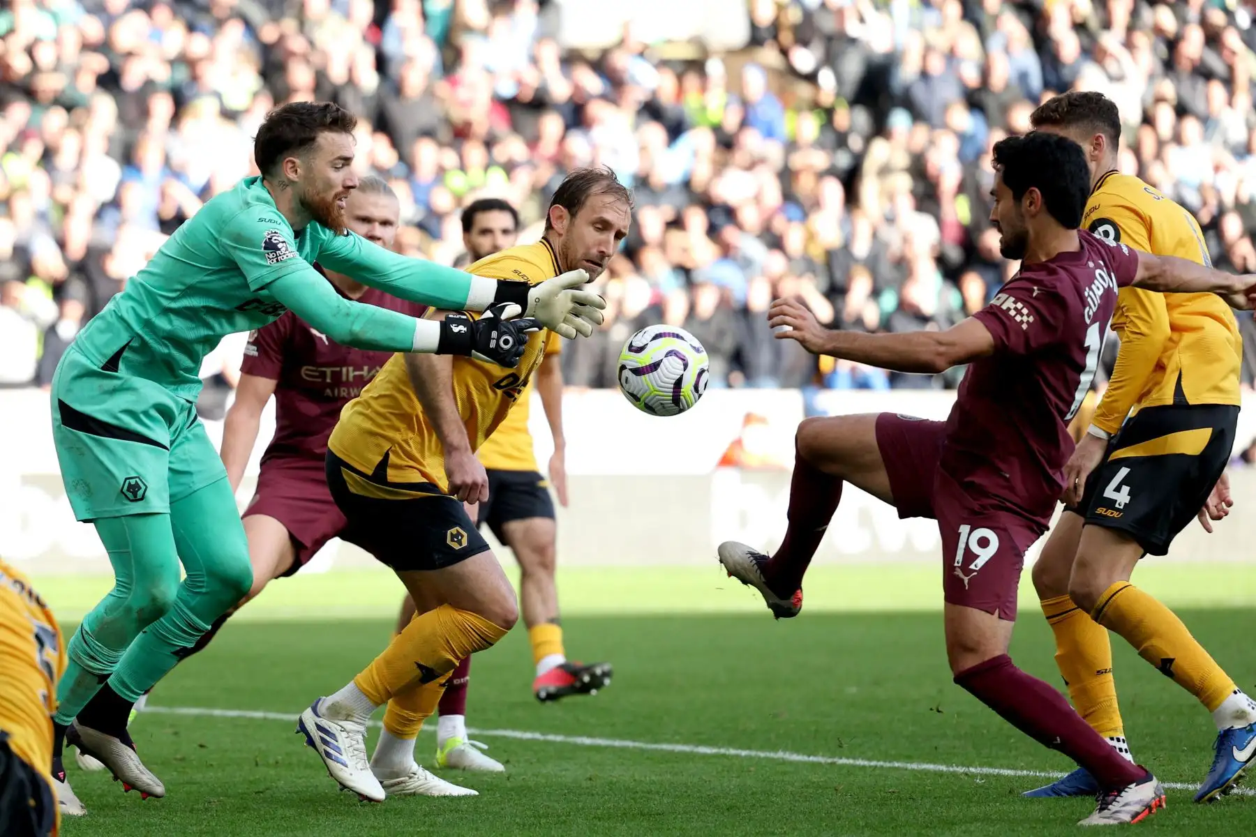 El portero portugués del Wolverhampton Wanderers Jose Sa compite por el balón con el centrocampista alemán del Manchester City Ilkay Gundogan durante el partido de fútbol de la Premier League inglesa entre Wolverhampton Wanderers y Manchester City. Foto: ANDINA/AFP