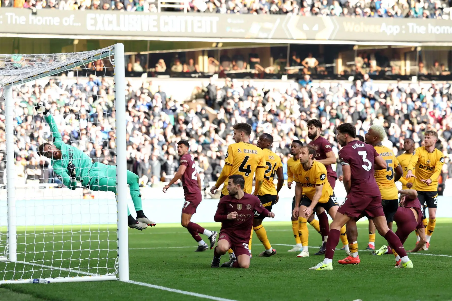 El defensa inglés del Manchester City, John Stones, marca el segundo gol del equipo durante el partido de fútbol de la Premier League inglesa entre Wolverhampton Wanderers y Manchester City. Foto: ANDINA/AFP