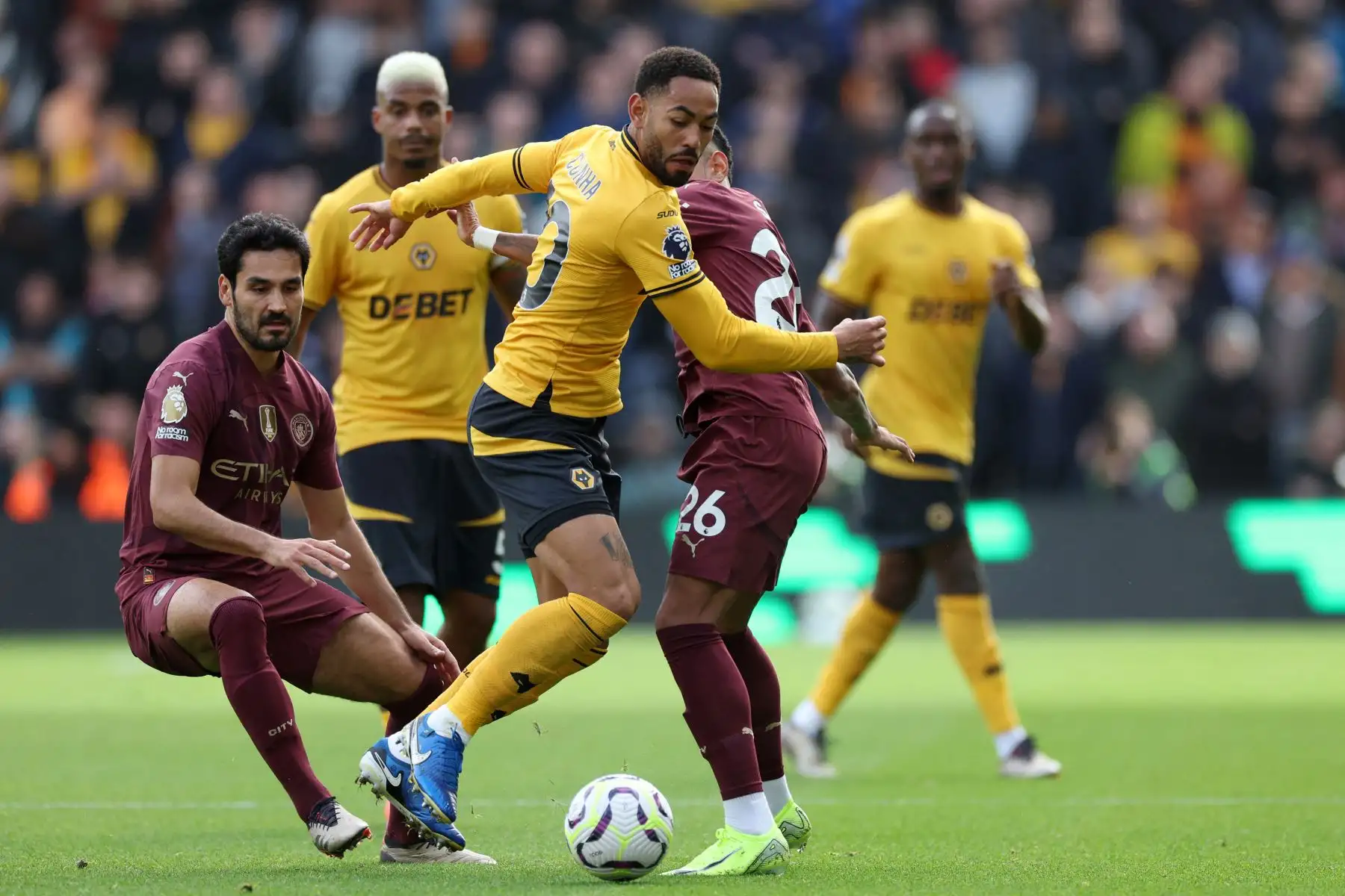 El delantero brasileño del Wolverhampton Wanderers, Matheus Cunha, compite por el balón con el centrocampista brasileño del Manchester City, Savinho, y el centrocampista alemán del Manchester City, Ilkay Gundogan, durante el partido de fútbol de la Premier League inglesa entre el Wolverhampton Wanderers y el Manchester City. Foto: ANDINA/AFP