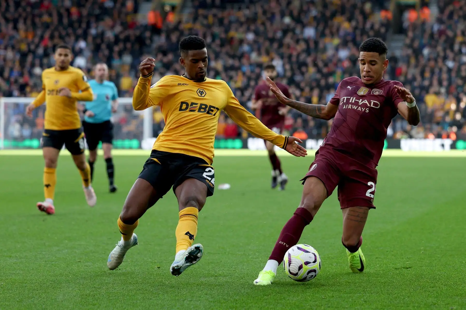 El centrocampista brasileño del Manchester City Savinho compite por el balón con el defensor portugués del Wolverhampton Wanderers Nelson Semedo durante el partido de fútbol de la Premier League inglesa entre Wolverhampton Wanderers y Manchester City. Foto: ANDINA/AFP