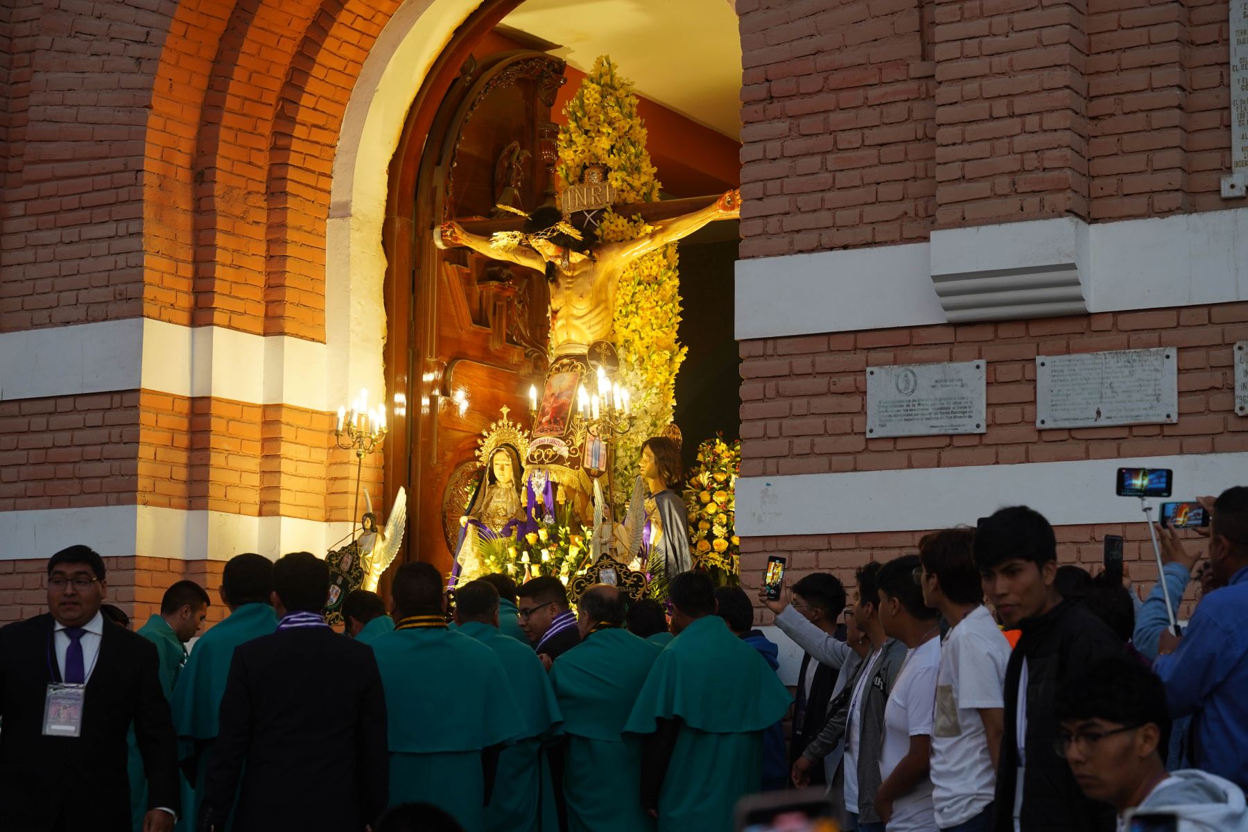 Miles de devotos chinchanos participan de la procesión del Señor Crucificado, una de las celebraciones religiosas más importantes de la provincia de Chincha y de la región Ica. Foto: Genry Bautista