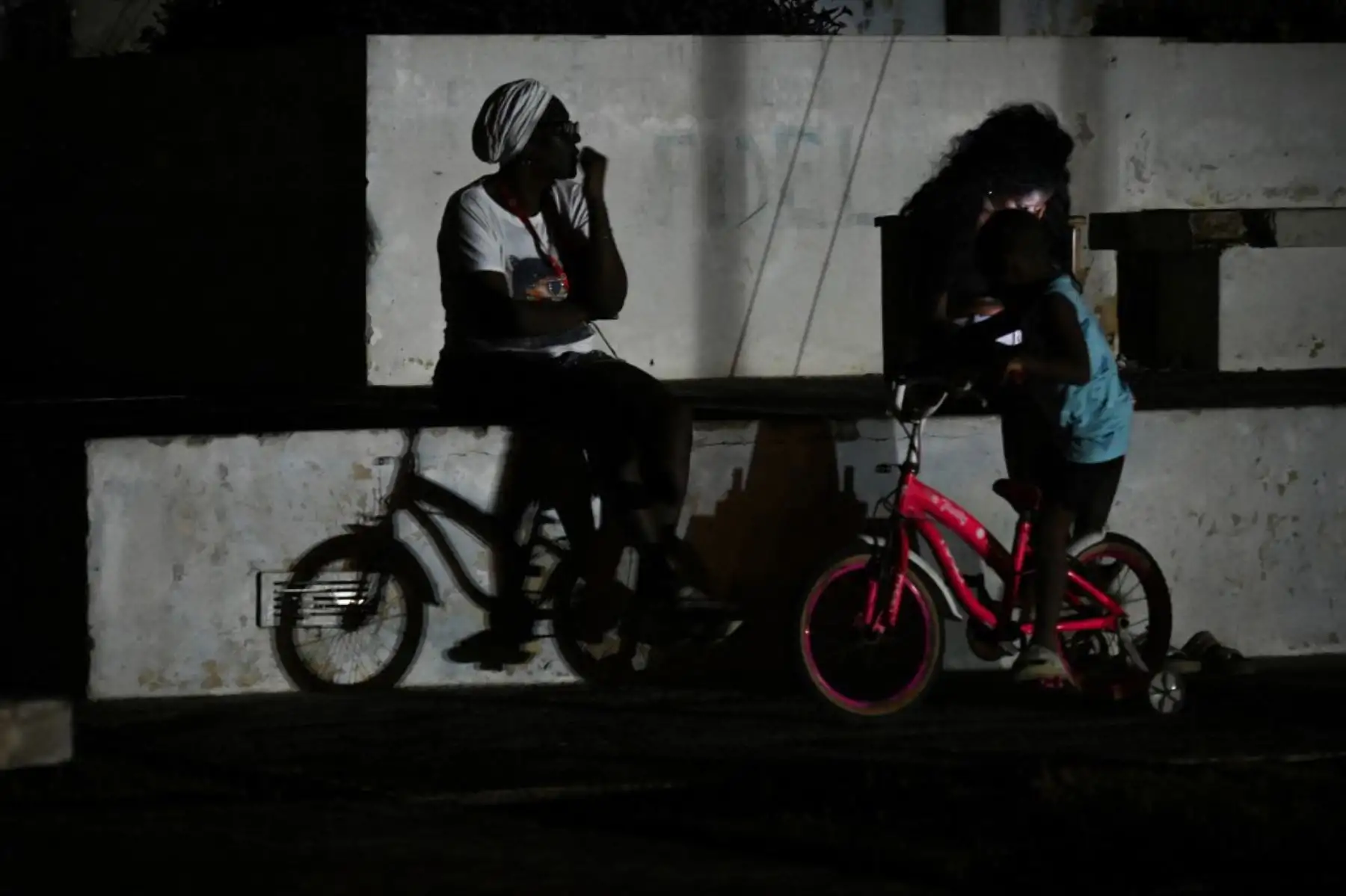 Después de fallidos intentos de restaurar la electricidad, alrededor del 16% del país recuperó la luz, según la Unión Eléctrica de Cuba. Foto: AFP