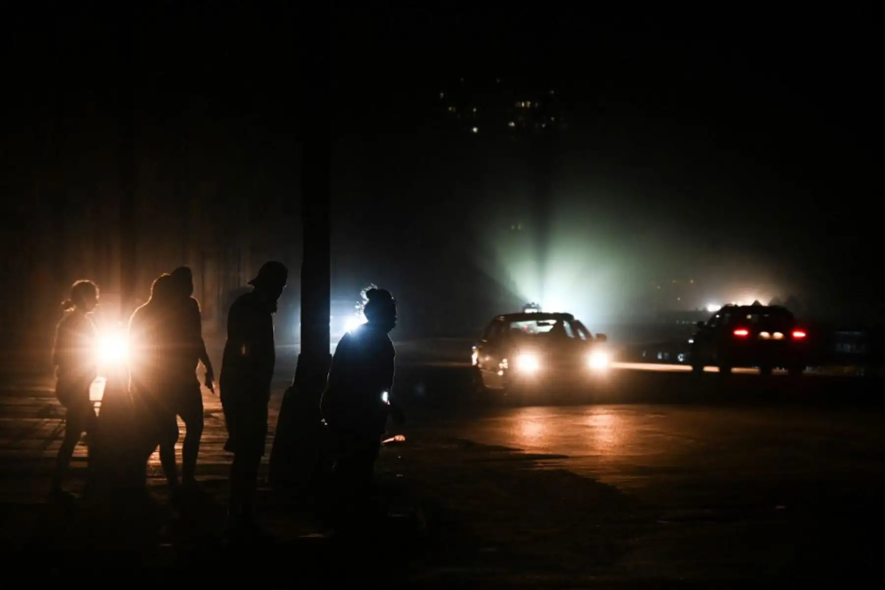 La mayoría de los 10 millones de habitantes siguen sin electricidad desde el viernes. La situación se complicará con la llegada del huracán Oscar, que traerá fuertes vientos y oleaje. Foto: AFP