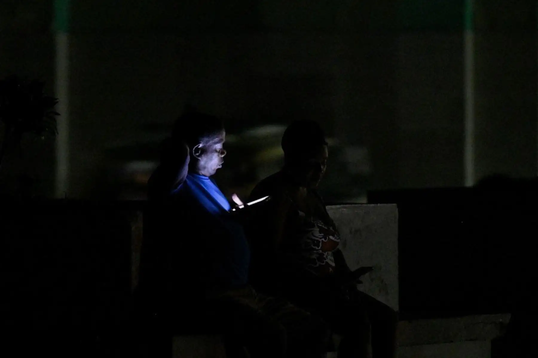 Millones de cubanos permanecieron sin electricidad este domingo después de que fracasaran nuevos intentos de restablecer la luz durante la noche. Foto: AFP