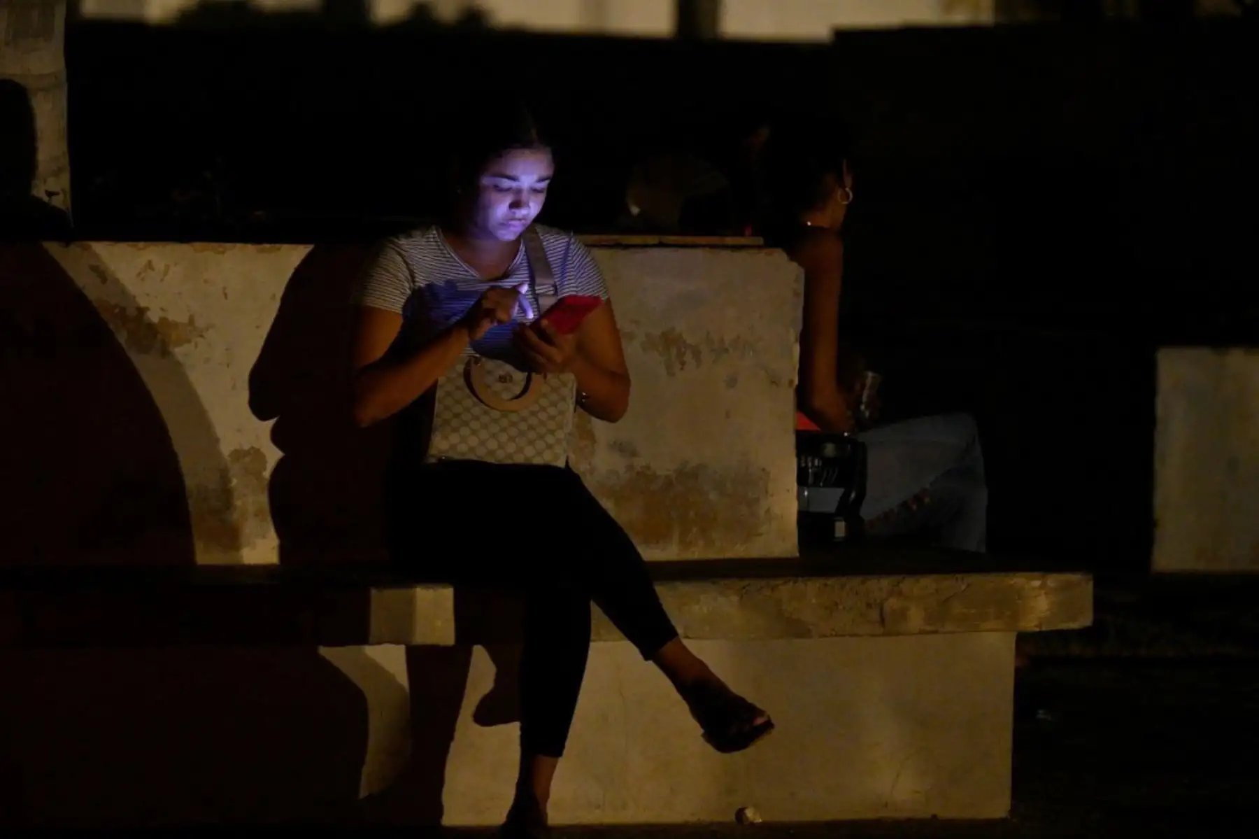 Millones de cubanos permanecieron sin electricidad este domingo después de que fracasaran nuevos intentos de restablecer la luz durante la noche. Foto: AFP
