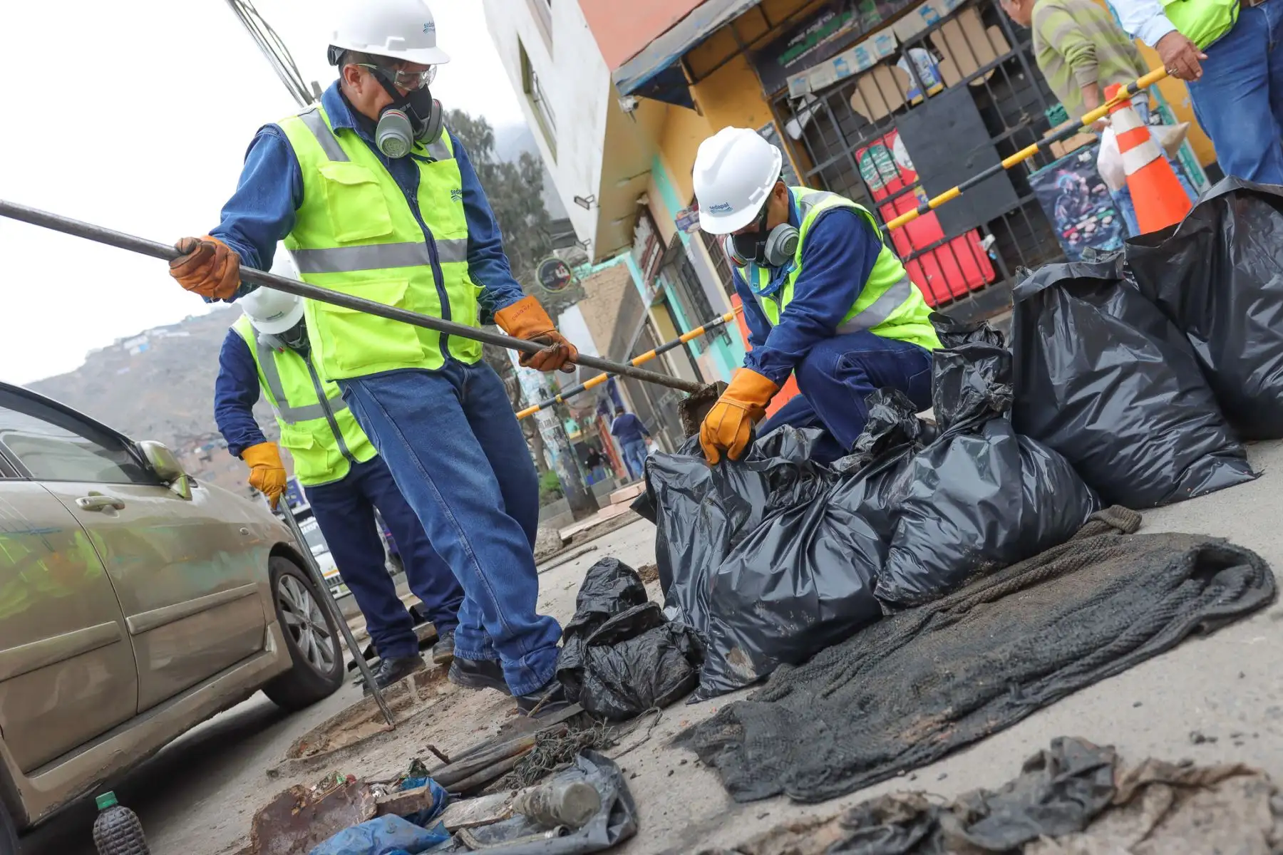 Un operativo de limpieza en las redes de alcantarillado de la cuadra 5 de la Av. El Sol, en El Rímac, ha revelado la acumulación de basura como principal causa de aniegos.  Foto: ANDINA/ Lino Chipana