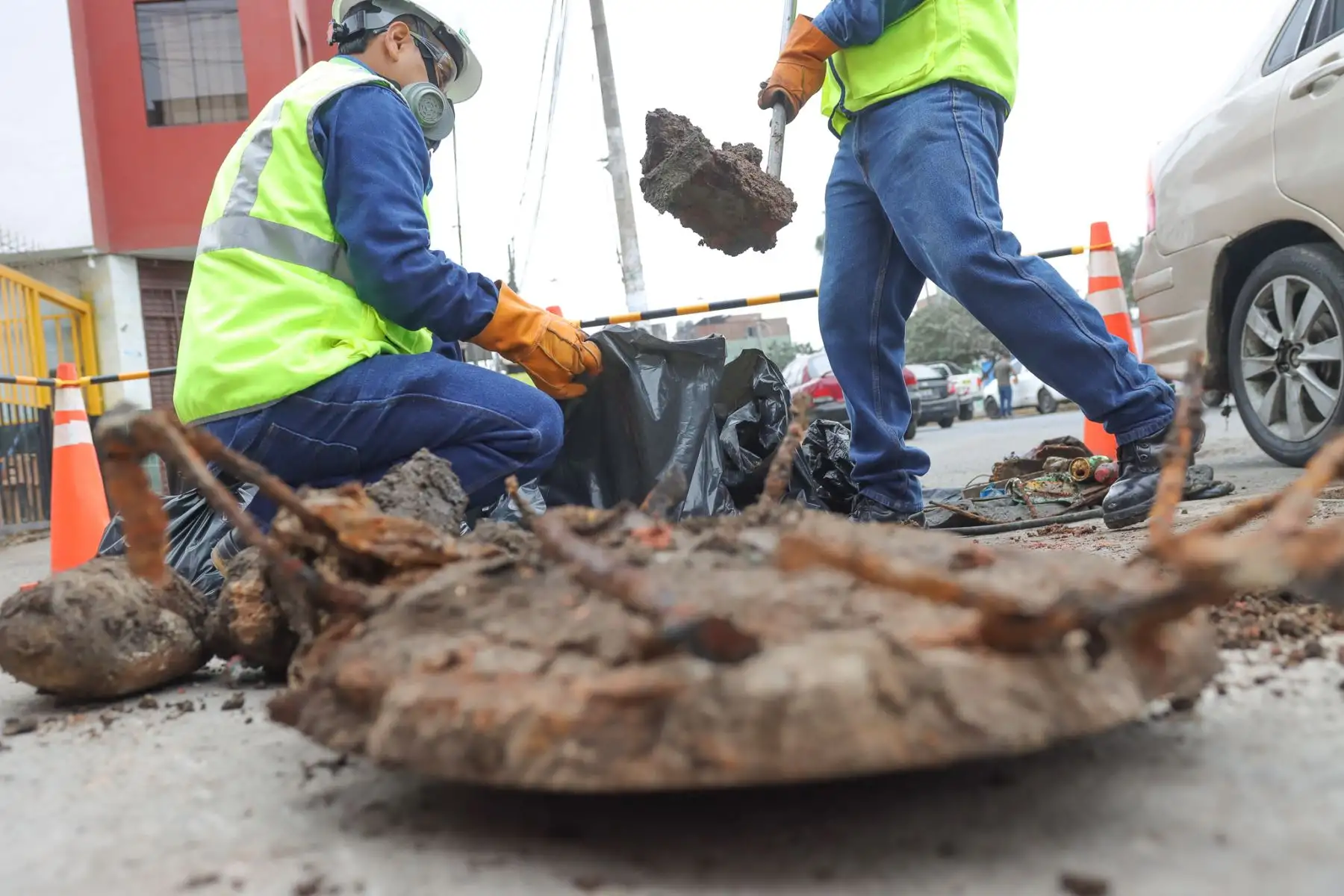 Un operativo de limpieza en las redes de alcantarillado de la cuadra 5 de la Av. El Sol, en El Rímac, ha revelado la acumulación de basura como principal causa de aniegos.  Foto: ANDINA/ Lino Chipana