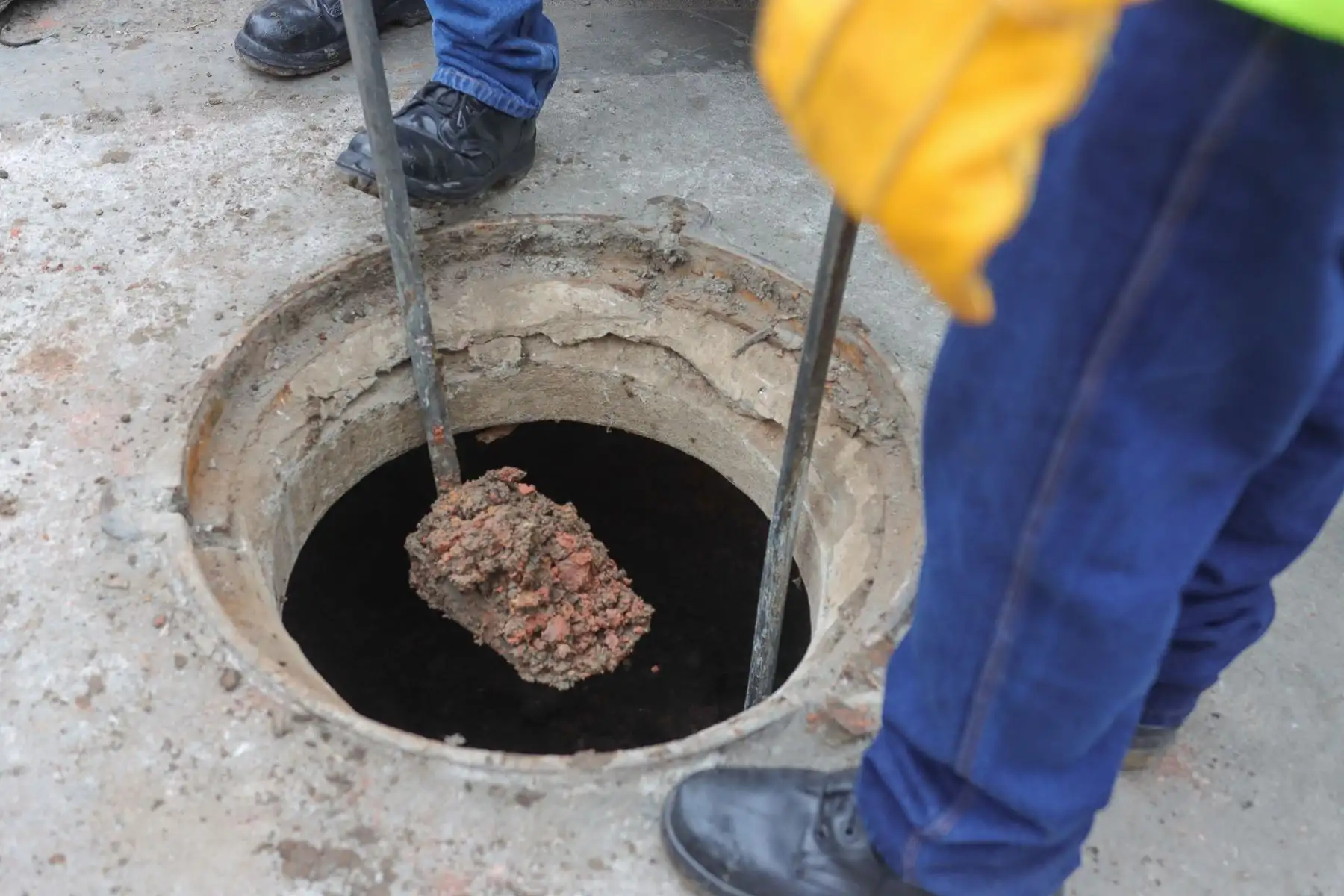 Entre los objetos hallados se encuentran frazadas, colchones, llantas, zapatillas, mochilas, artículos de gasfitería, ladrillos y hasta un buzón de desagüe crítico. Foto: ANDINA/ Lino Chipana