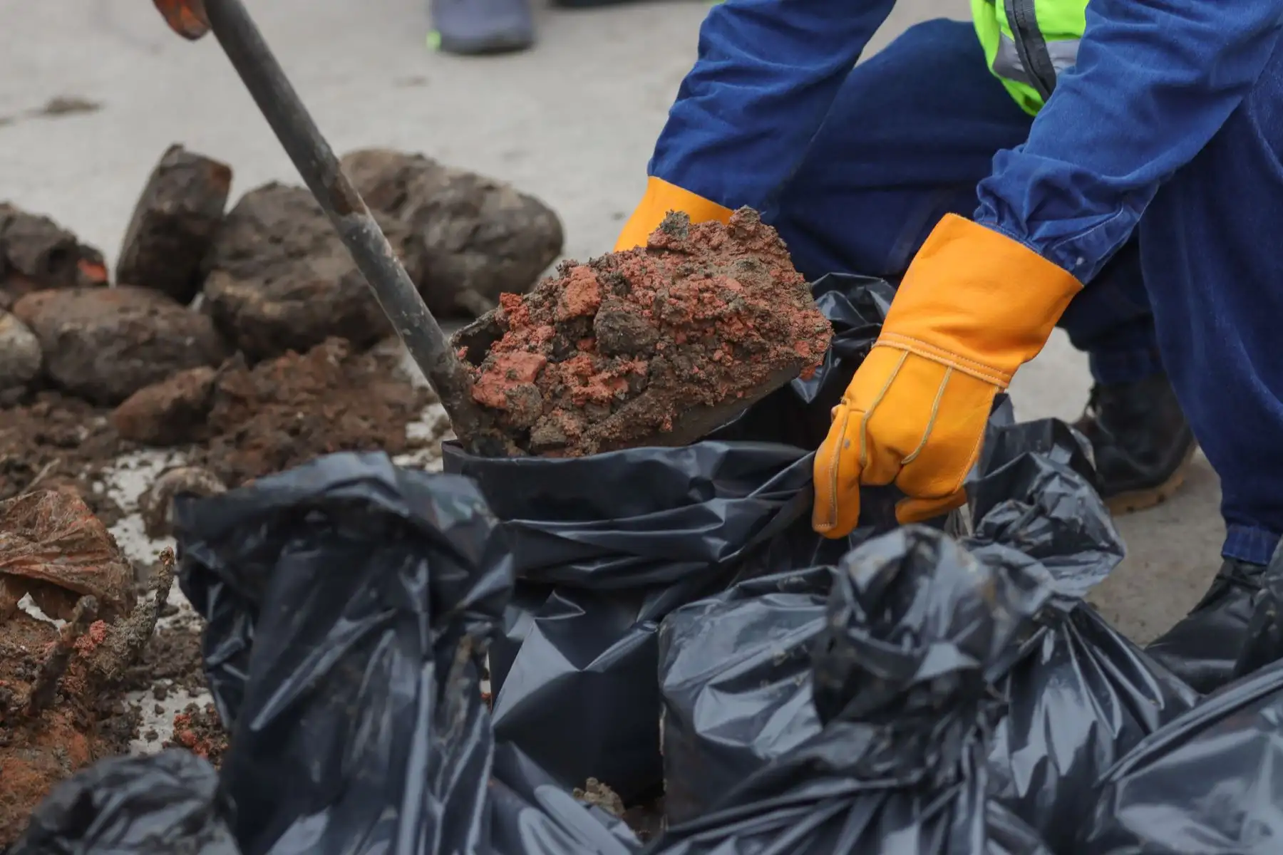 Entre los objetos hallados se encuentran frazadas, colchones, llantas, zapatillas, mochilas, artículos de gasfitería, ladrillos y hasta un buzón de desagüe crítico. Foto: ANDINA/ Lino Chipana