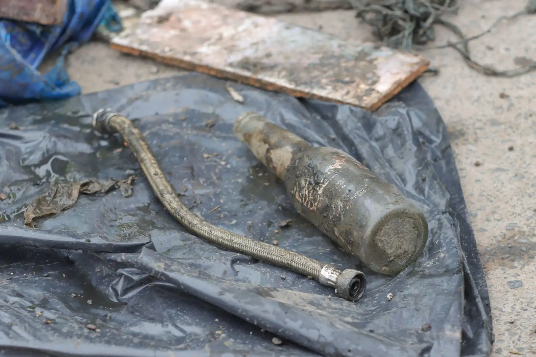 Entre los objetos hallados se encuentran frazadas, colchones, llantas, zapatillas, mochilas, artículos de gasfitería, ladrillos y hasta un buzón de desagüe crítico. Foto: ANDINA/ Lino Chipana