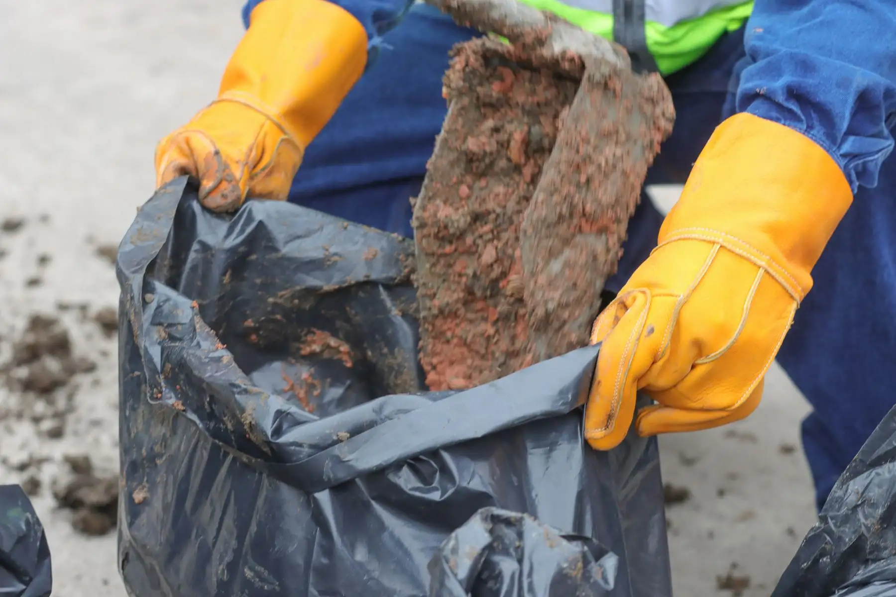 En El Rímac, un operativo de limpieza en alcantarillado ha encontrado objetos inusuales como frazadas, colchones y llantas, causantes del aniego. La acumulación de basura es la principal causa del problema. Foto: ANDINA/ Lino Chipana