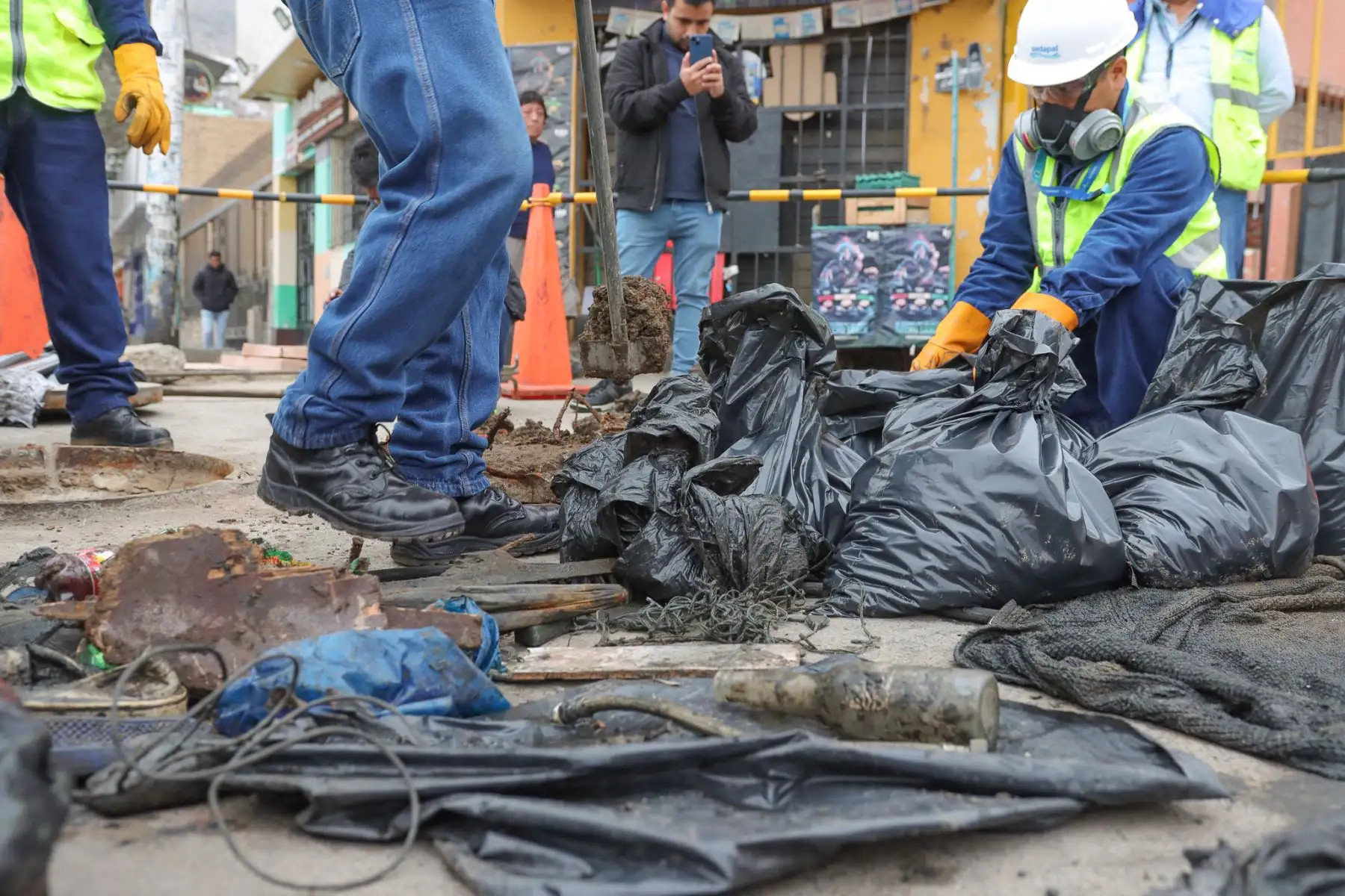 En El Rímac, un operativo de limpieza en alcantarillado ha encontrado objetos inusuales como frazadas, colchones y llantas, causantes del aniego. La acumulación de basura es la principal causa del problema. Foto: ANDINA/ Lino Chipana