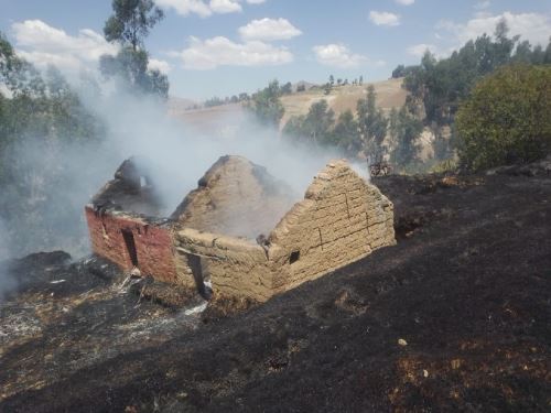 Una vivienda fue arrasada por un incendio forestal registrado en la comunidad campesina de Hampatura, ubicada en el distrito de Yanaoca, provincia cusqueña de Canas. ANDINA/Difusión