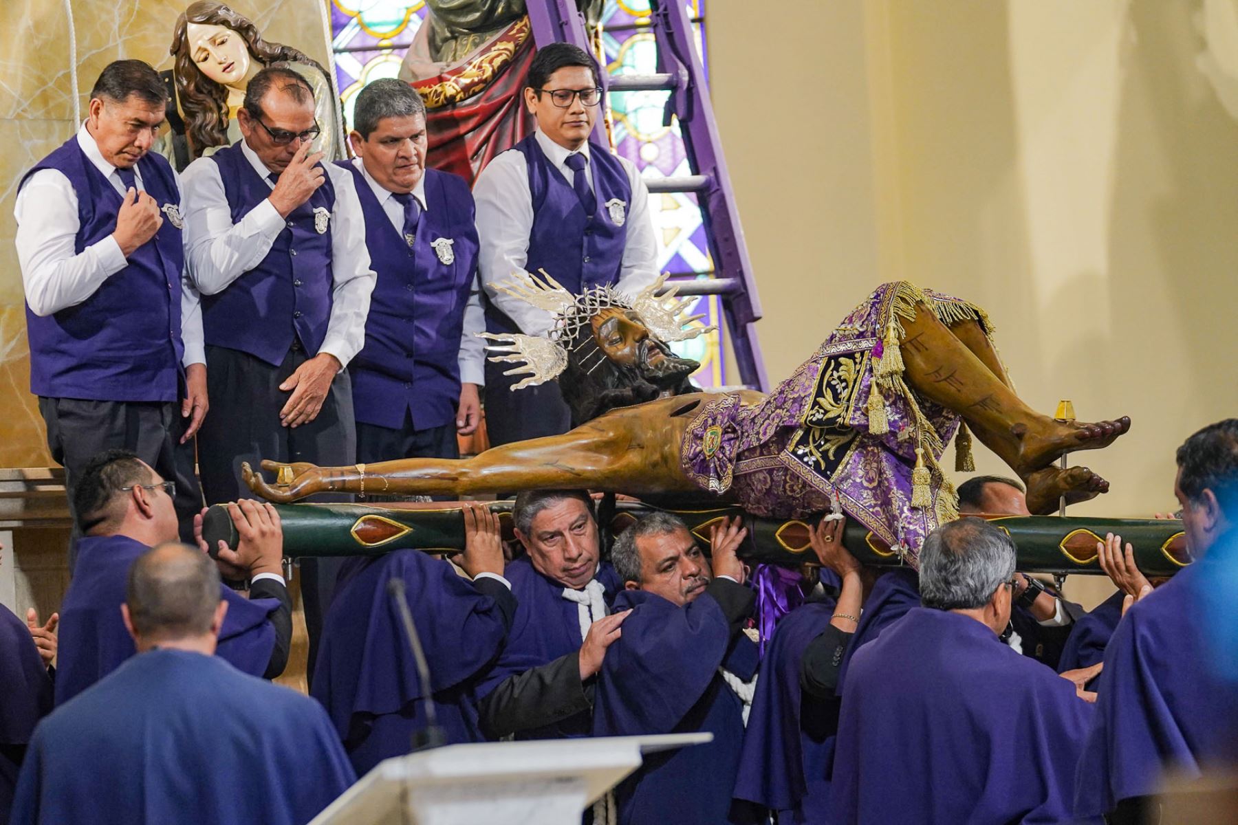 Esta mañana se realizó la solemne bajada del Señor Crucificado de Luren. El acto tradicional, que se realiza en el santuario del patrón de Ica, fue acompañado por cientos de devotos. Foto: Genry Bautista