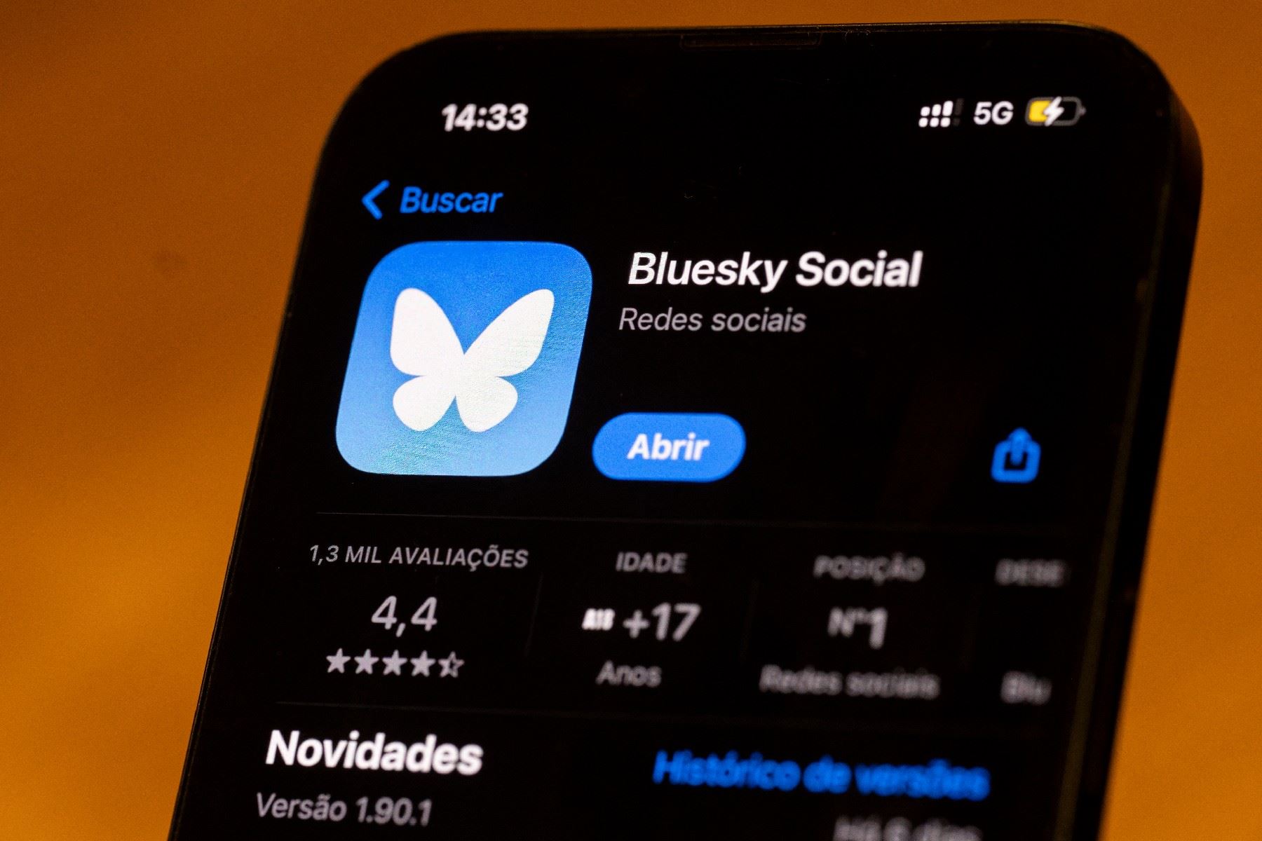 
Bluesky es una red social que permite crear contenido breve que ha sido construida en código abierto (open-source). Foto: AFP