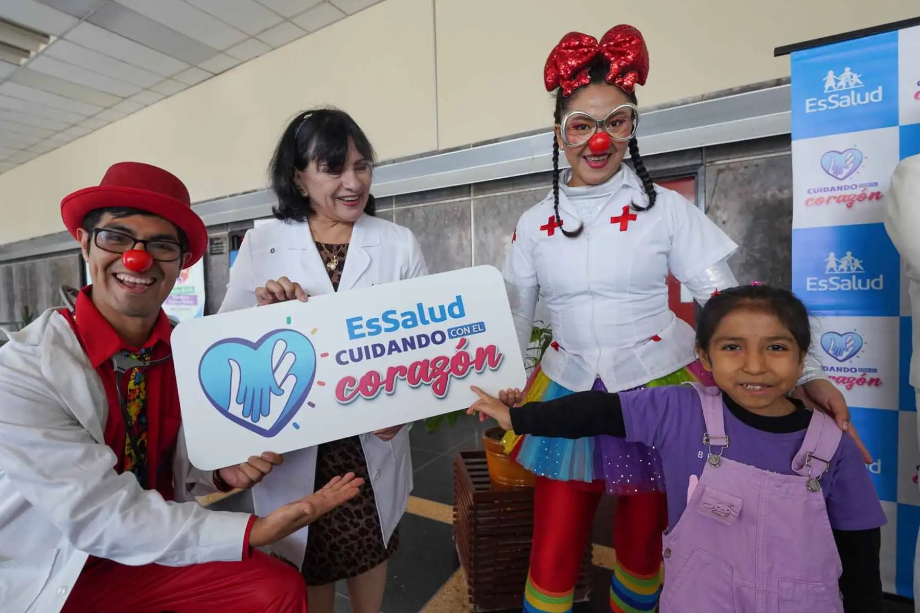 La presidenta ejecutiva de EsSalud, Dra. María Elena Aguilar Del Águila, destacó la especialización y capacidad técnica del equipo médico responsable de la intervención, y subrayó que el Hospital Rebagliati cuenta con la tecnología más avanzada para realizar este tipo de cirugías complejas. Además, agradeció la colaboración del cirujano Francisco Berrospi, director del INEN en esta intervención quirúrgica. Foto: ANDINA/ EsSalud
