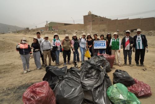 Vecinos y autoridades retiraron decenas de sacos con residuos sólidos en Cajamarquilla. Foto: ANDINA/Difusión