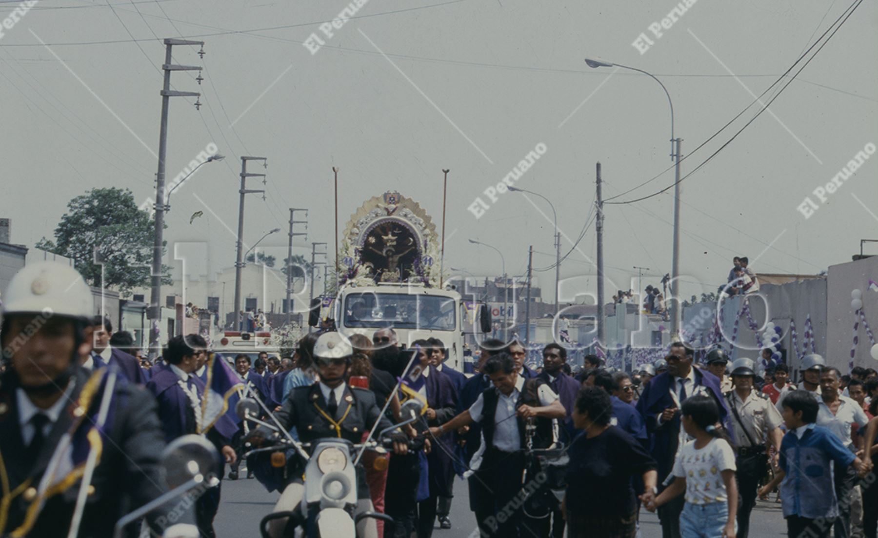 Lima - 12 octubre 1997 / Procesión de la imagen del Señor de Los Milagros, transportado en el nazareno movil. Foto: Archivo Histórico El Peruano / Patricia Altamirano