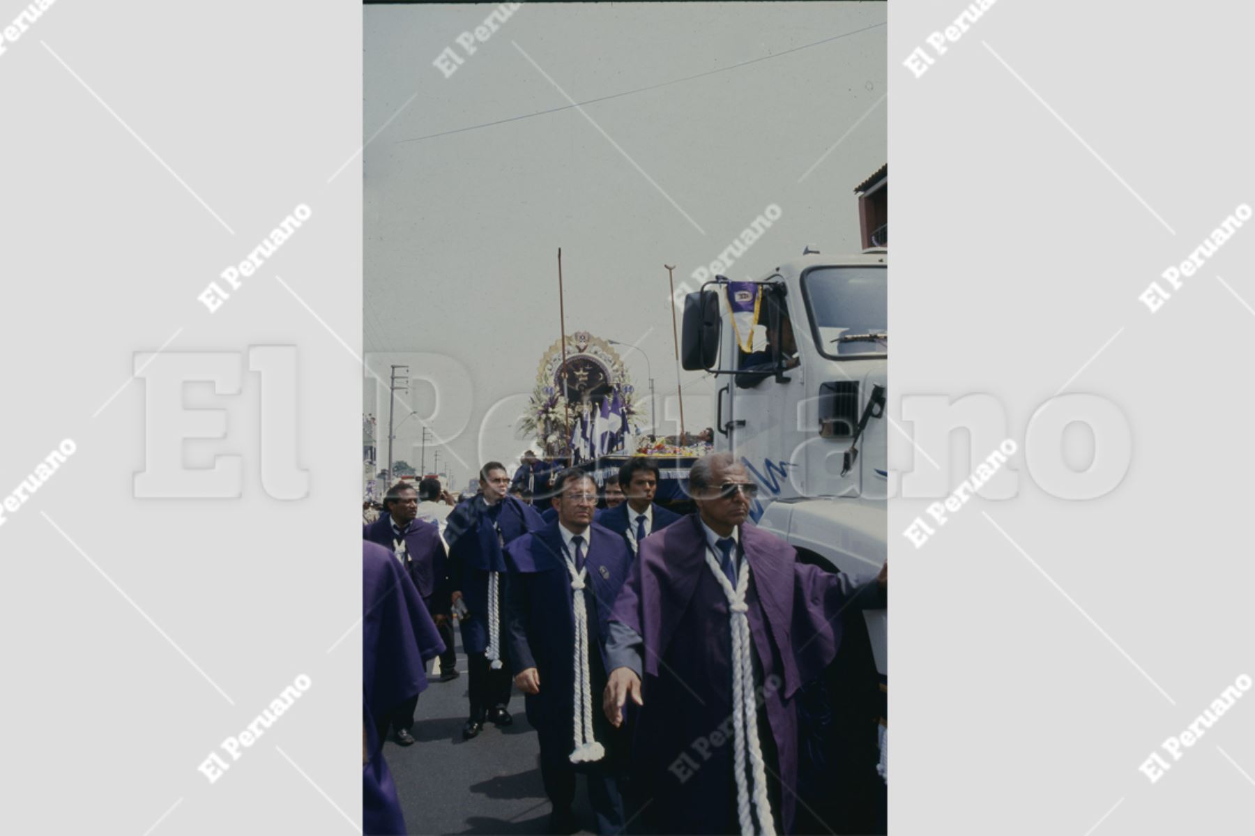 Lima - 12 octubre 1997 / Procesión de la imagen del Señor de Los Milagros, transportado en el nazareno movil. Foto: Archivo Histórico El Peruano / Patricia Altamirano