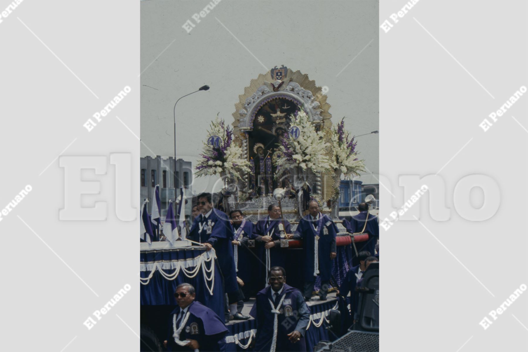 Lima - 12 octubre 1997 / Procesión de la imagen del Señor de Los Milagros, transportado en el nazareno movil. Foto: Archivo Histórico El Peruano / Patricia Altamirano