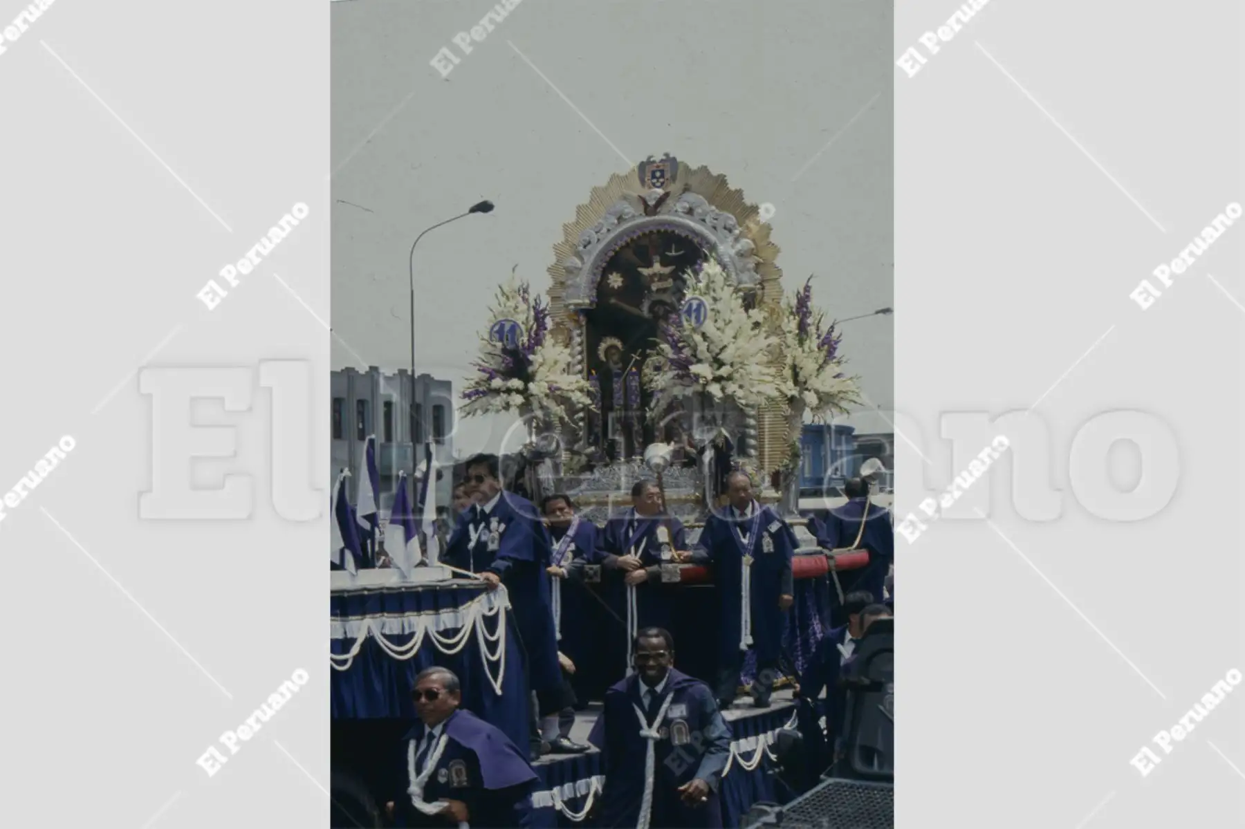 Lima - 12 octubre 1997 / Procesión de la imagen del Señor de Los Milagros, transportado en el nazareno movil. Foto: Archivo Histórico El Peruano / Patricia Altamirano