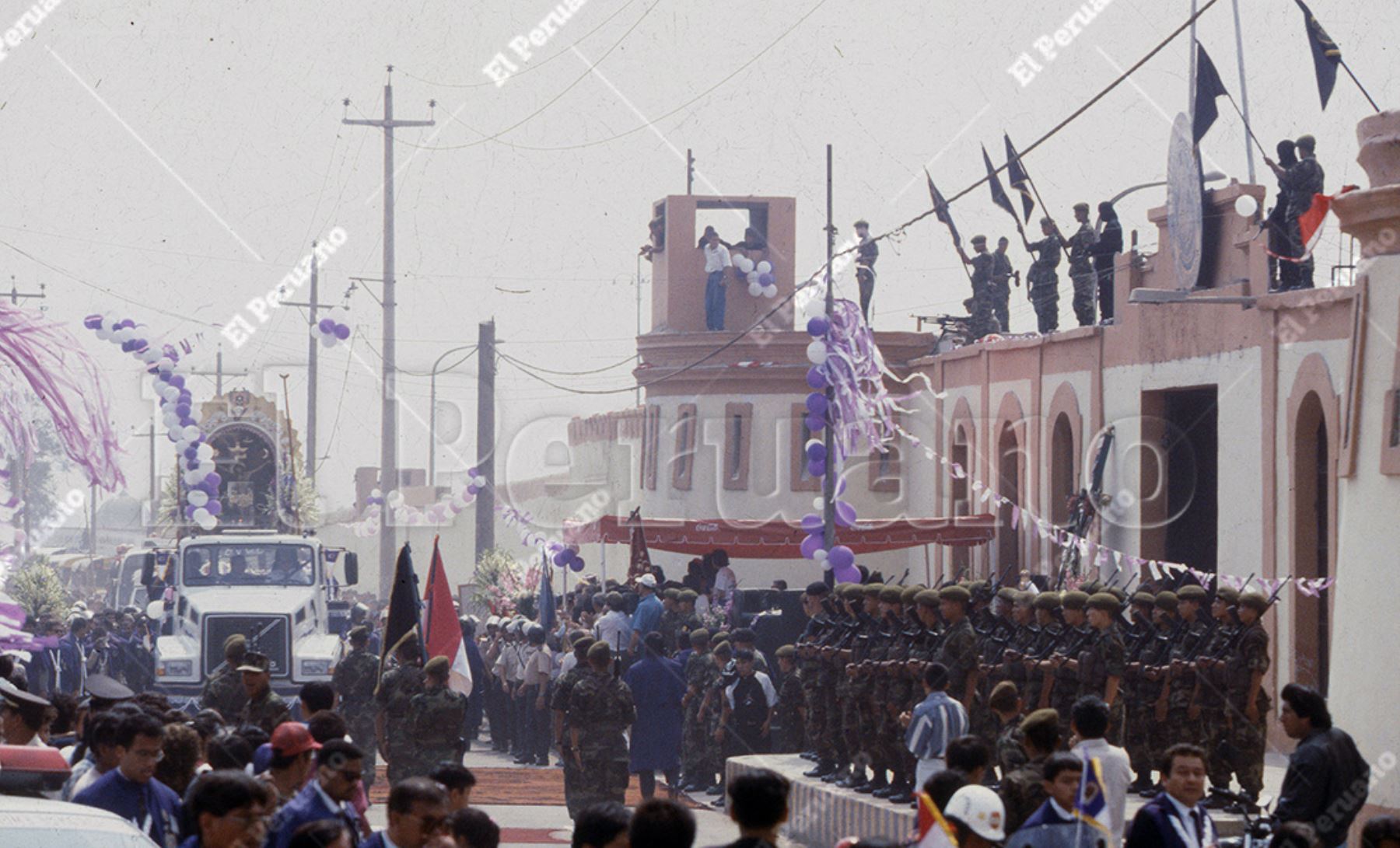 Lima - 12 octubre 1997 / Procesión de la imagen del Señor de Los Milagros, transportado en el nazareno movil. Foto: Archivo Histórico El Peruano / Patricia Altamirano