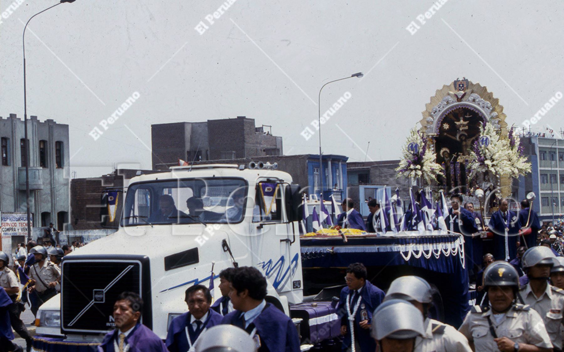 Lima - 12 octubre 1997 / Procesión de la imagen del Señor de Los Milagros, transportado en el nazareno movil. Foto: Archivo Histórico El Peruano / Patricia Altamirano