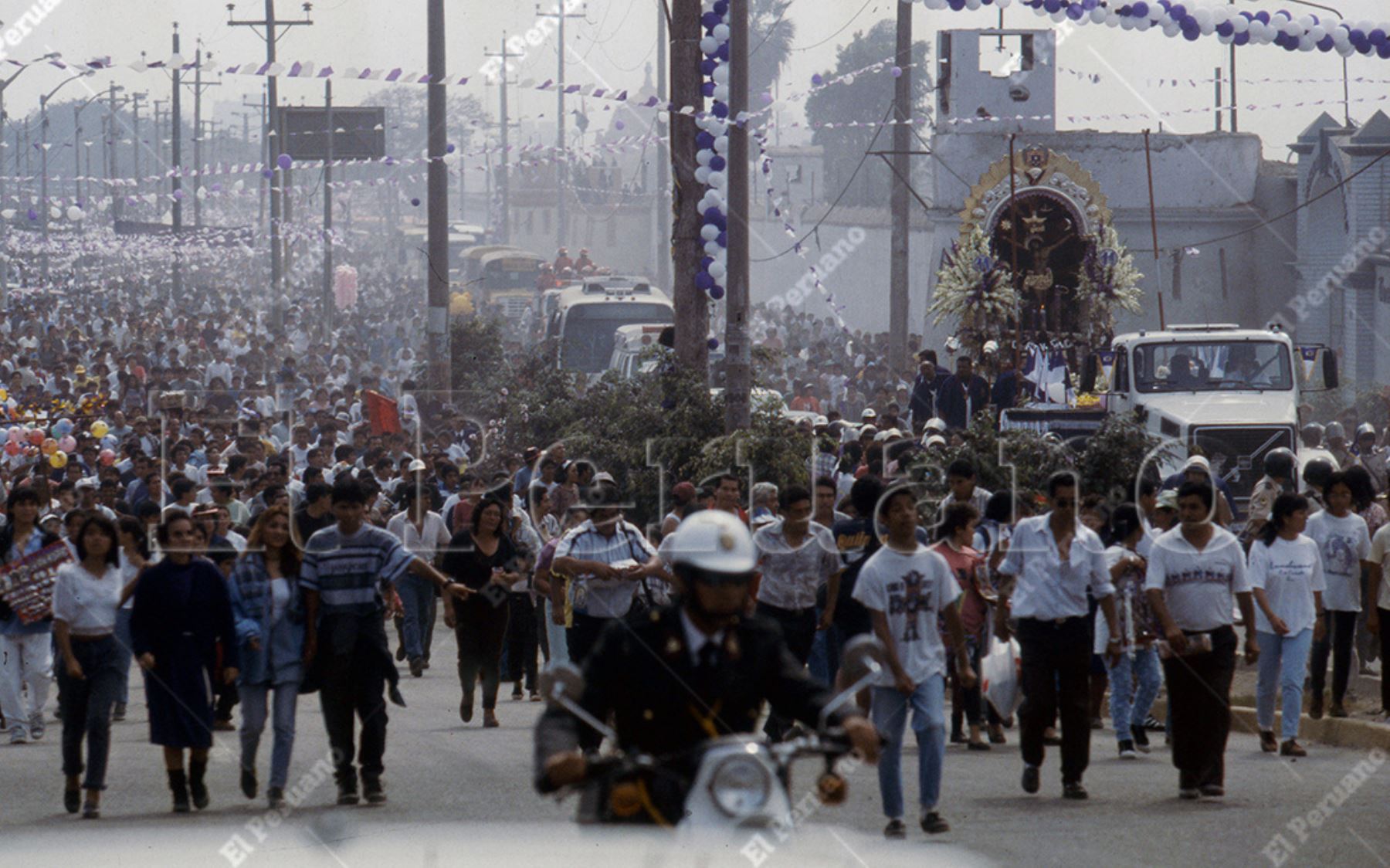 Lima - 12 octubre 1997 / Procesión de la imagen del Señor de Los Milagros, transportado en el nazareno movil. Foto: Archivo Histórico El Peruano / Patricia Altamirano