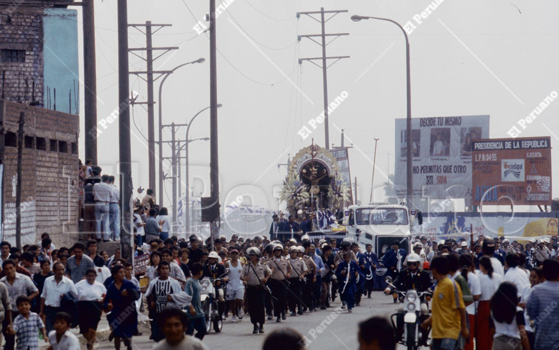 Lima - 12 octubre 1997 / Procesión de la imagen del Señor de Los Milagros, transportado en el nazareno movil. Foto: Archivo Histórico El Peruano / Patricia Altamirano