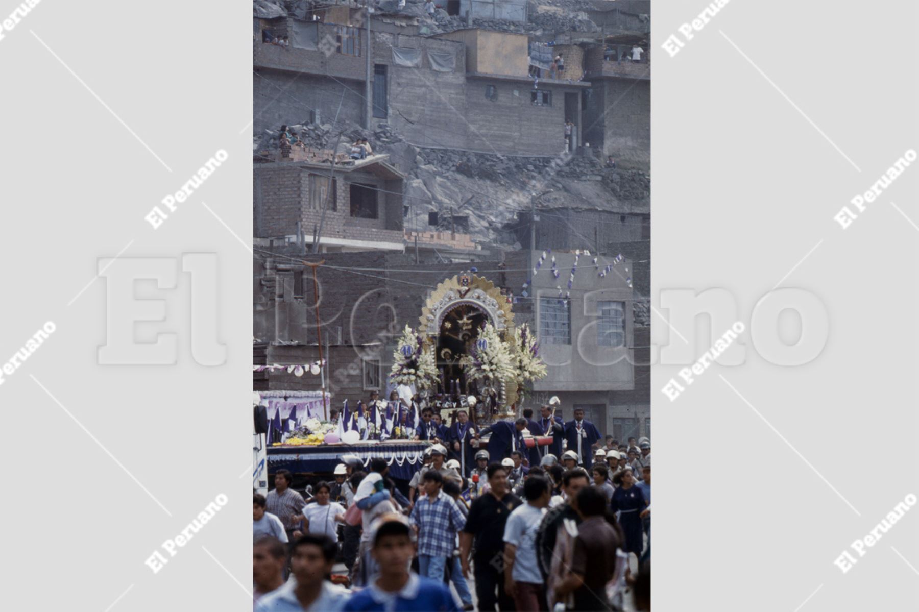 Lima - 12 octubre 1997 / Procesión de la imagen del Señor de Los Milagros, transportado en el nazareno movil. Foto: Archivo Histórico El Peruano / Patricia Altamirano