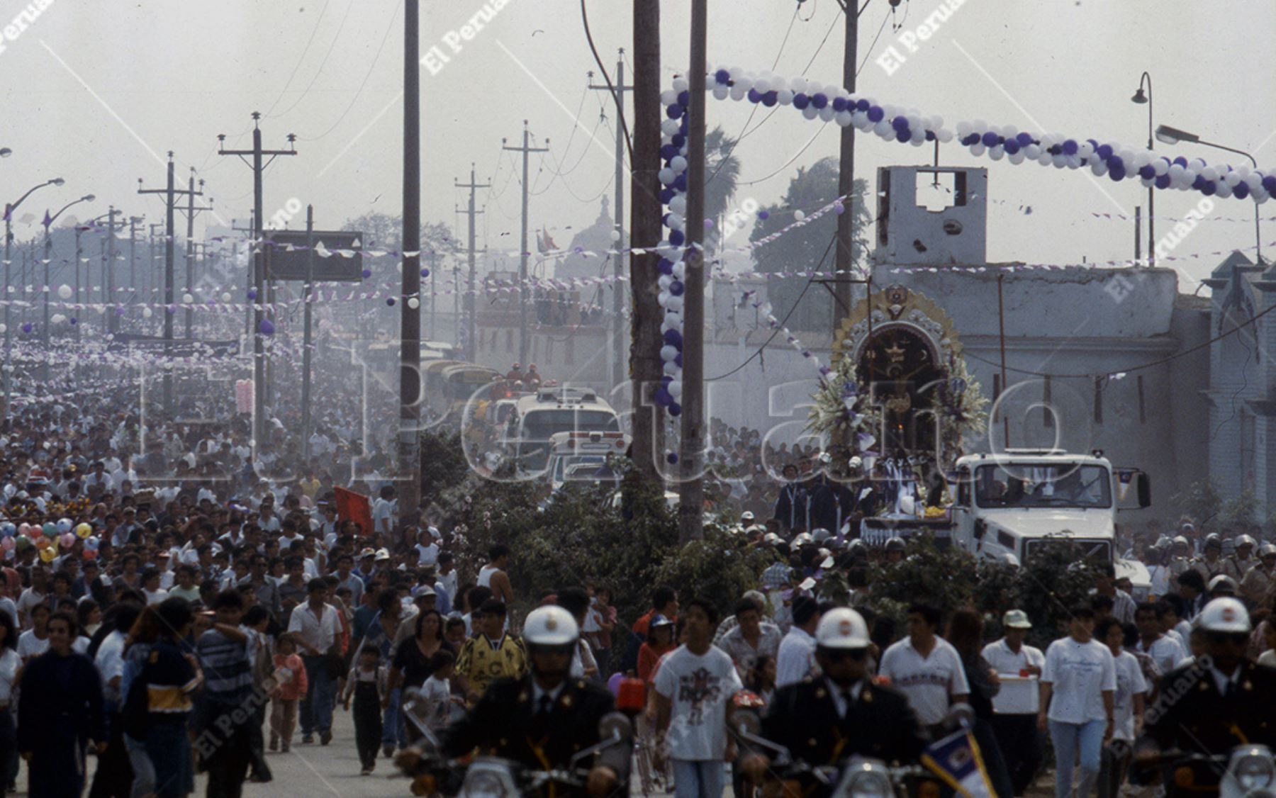 Lima - 12 octubre 1997 / Procesión de la imagen del Señor de Los Milagros, transportado en el nazareno movil. Foto: Archivo Histórico El Peruano / Patricia Altamirano