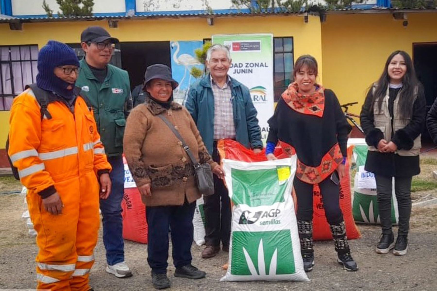 Las semillas distribuidas incluyen 52,500 kg de avena forrajera, 1,075 kg de "rye grass" inglés, 3,825 kg de "rye grass" italiano, 1,472 kg de trébol blanco, 692 kg de trébol rojo, 6532 kg de "Dactylis glomerata" y 380 kg de alfalfa. Foto: ANDINA/Agro Rural