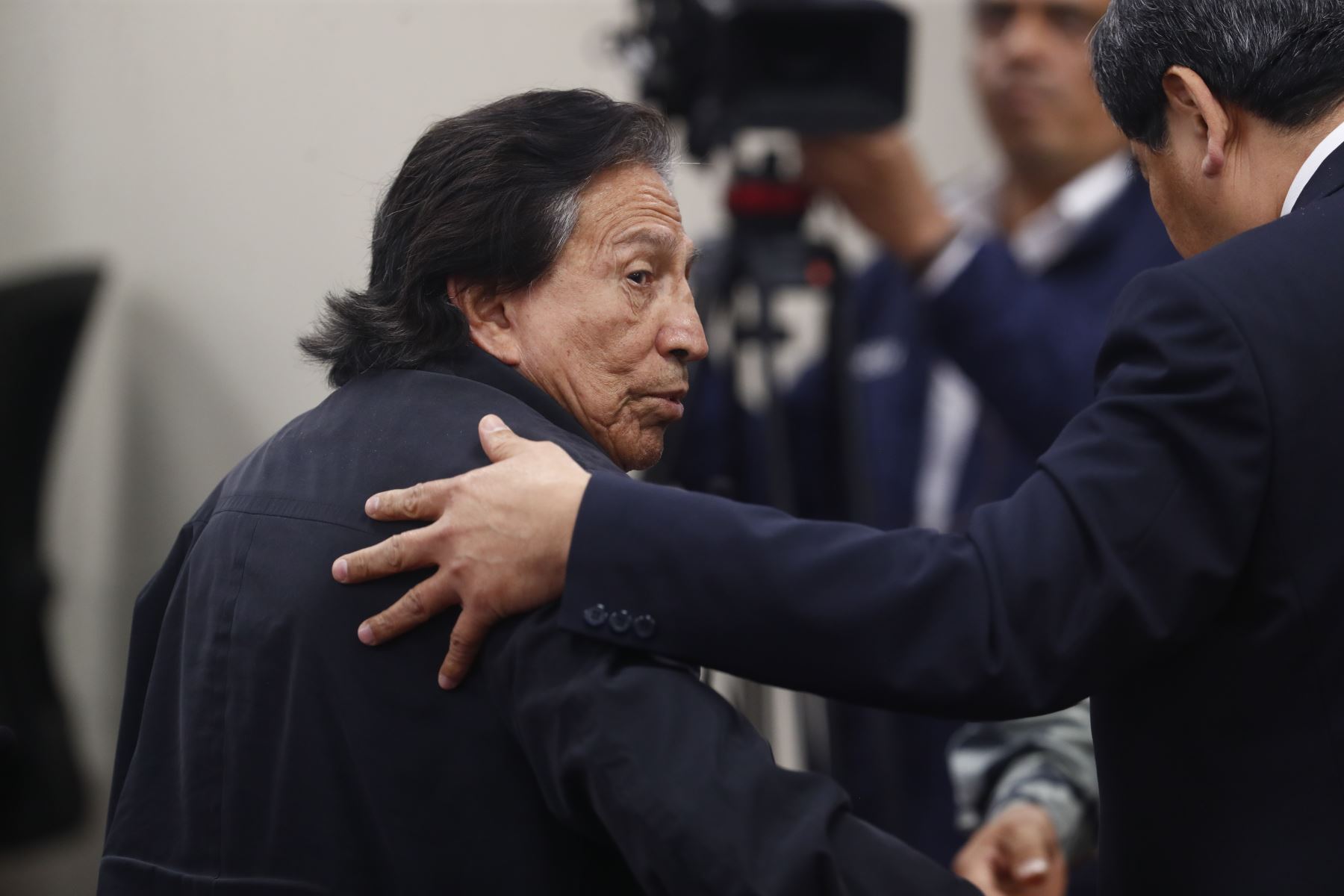 Tras varias horas de audiencia, el expresidente Alejandro Toledo fue sentenciado a 20 años de prisión efectiva, desde la sala de audiencias del penal de Barbadillo en Ate, el lunes 21 de octubre de 2024. Foto: ANDINA/Daniel Bracamonte